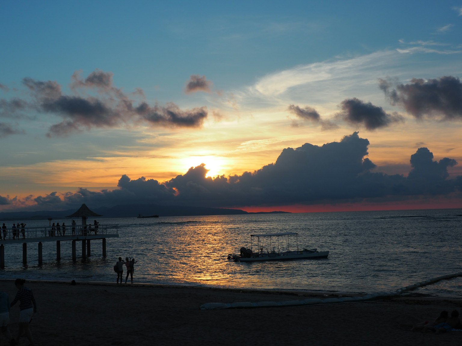 Bellissimo tramonto sull'oceano con nuvole colorate nel cielo