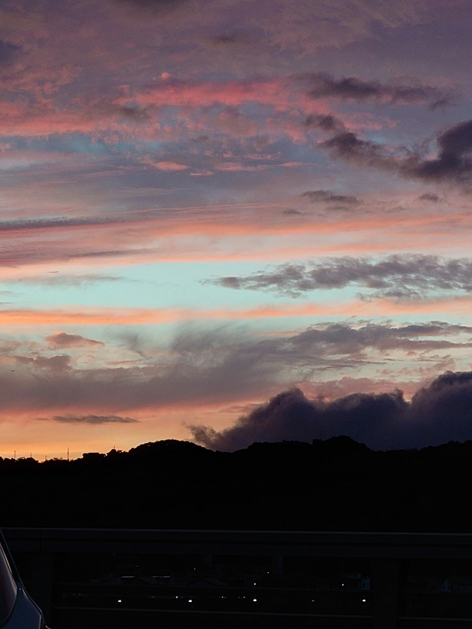 Ciel de coucher de soleil magnifique avec des nuages colorés s'étendant à l'horizon