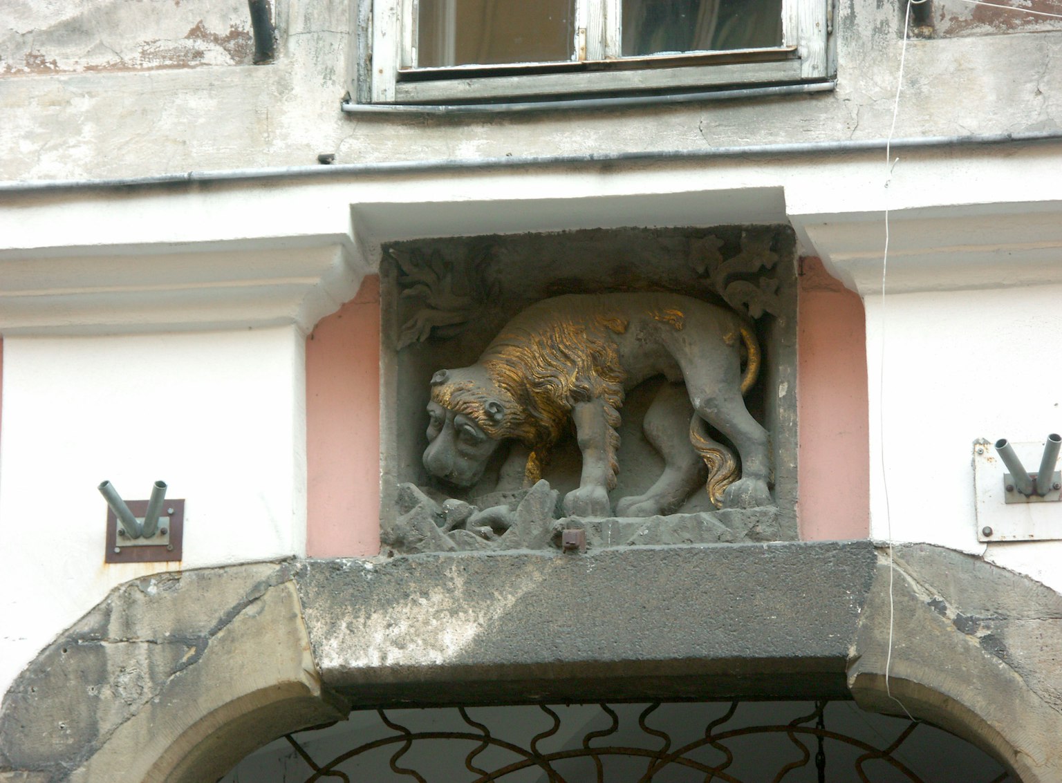 Una scultura di cane distintiva sulla facciata di un edificio