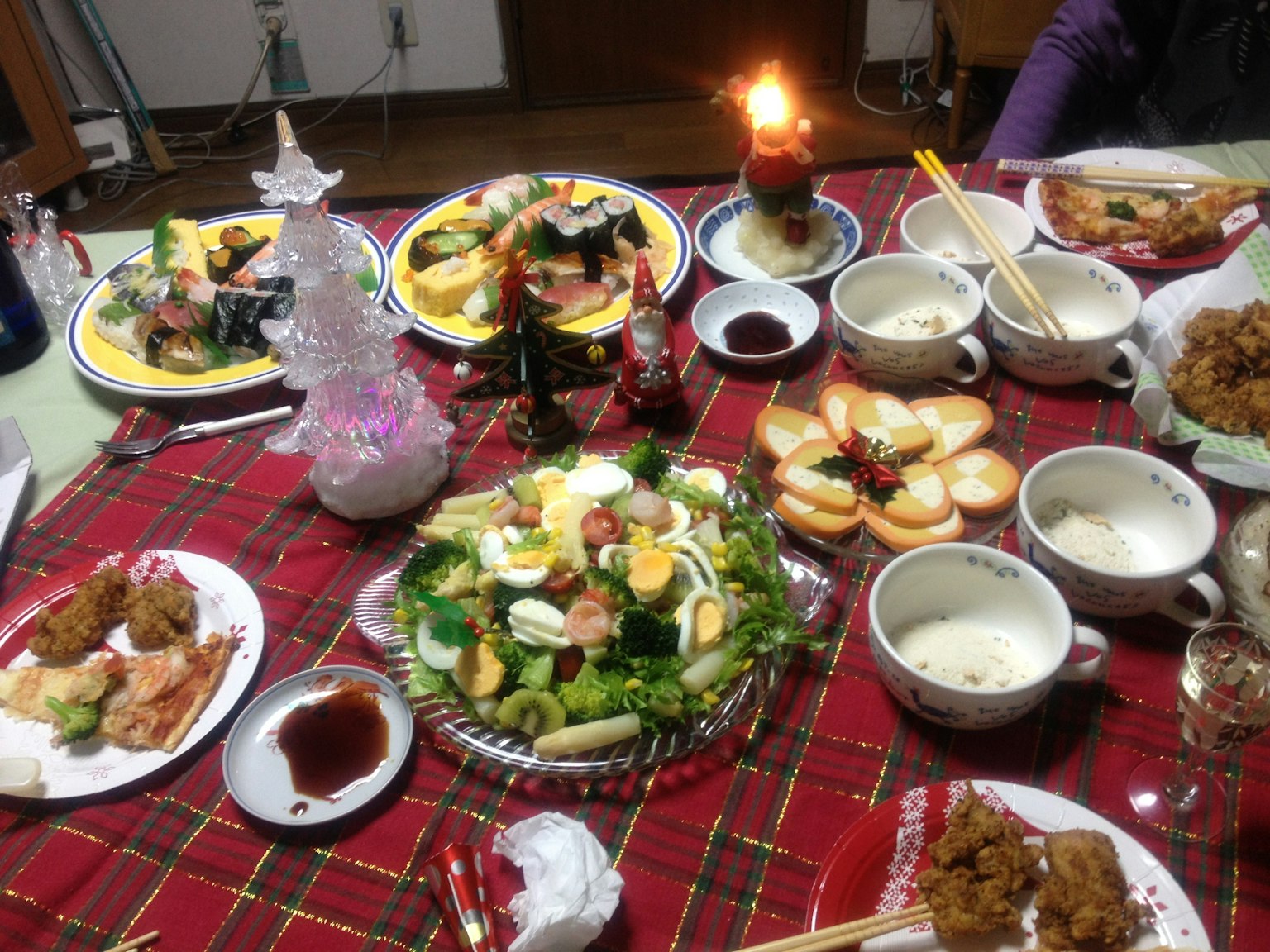 Une table garnie de plats colorés comprenant une salade, des fruits, de la soupe et des fritures