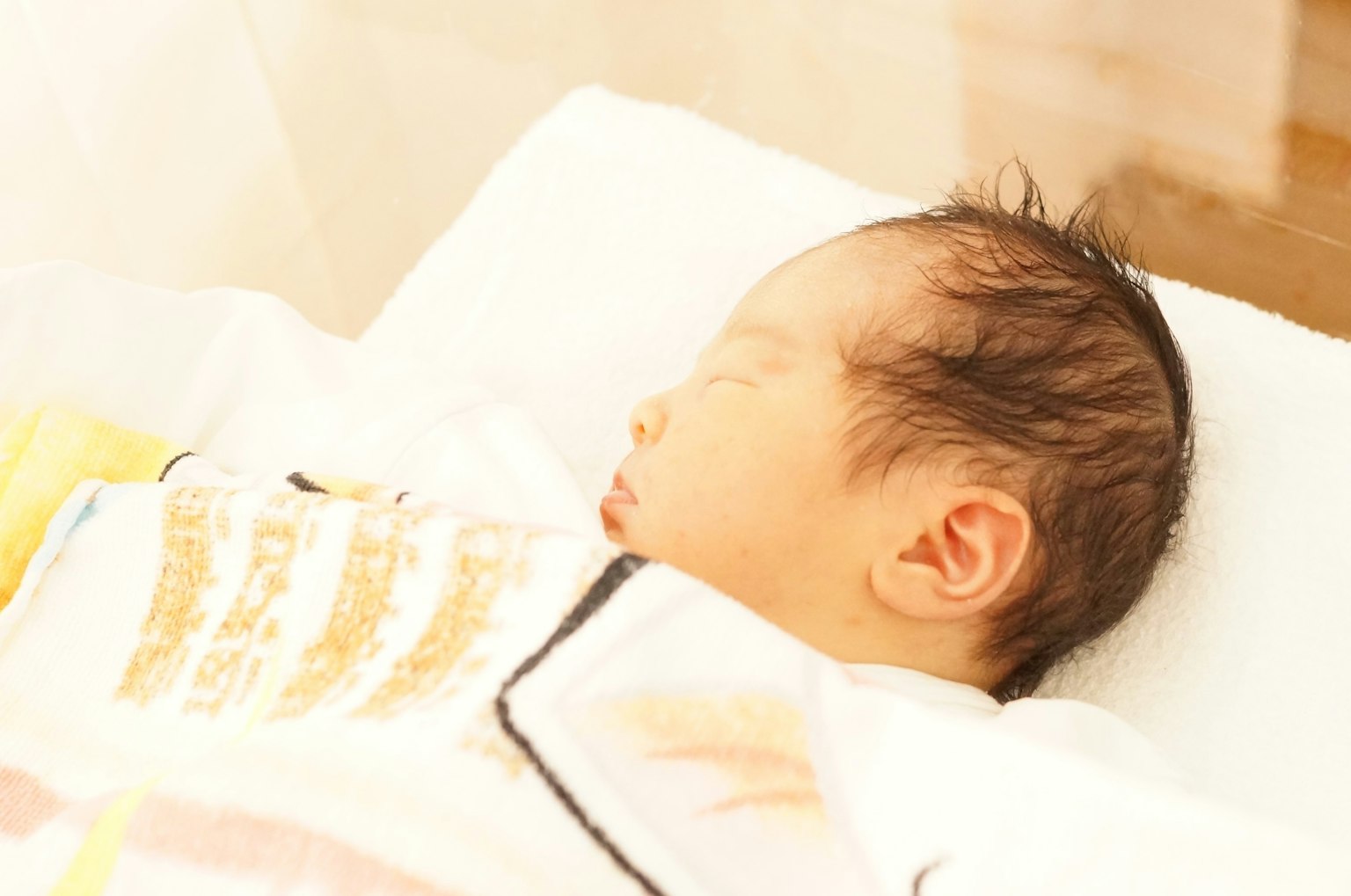 一个包裹在温暖毯子里的睡眠婴儿