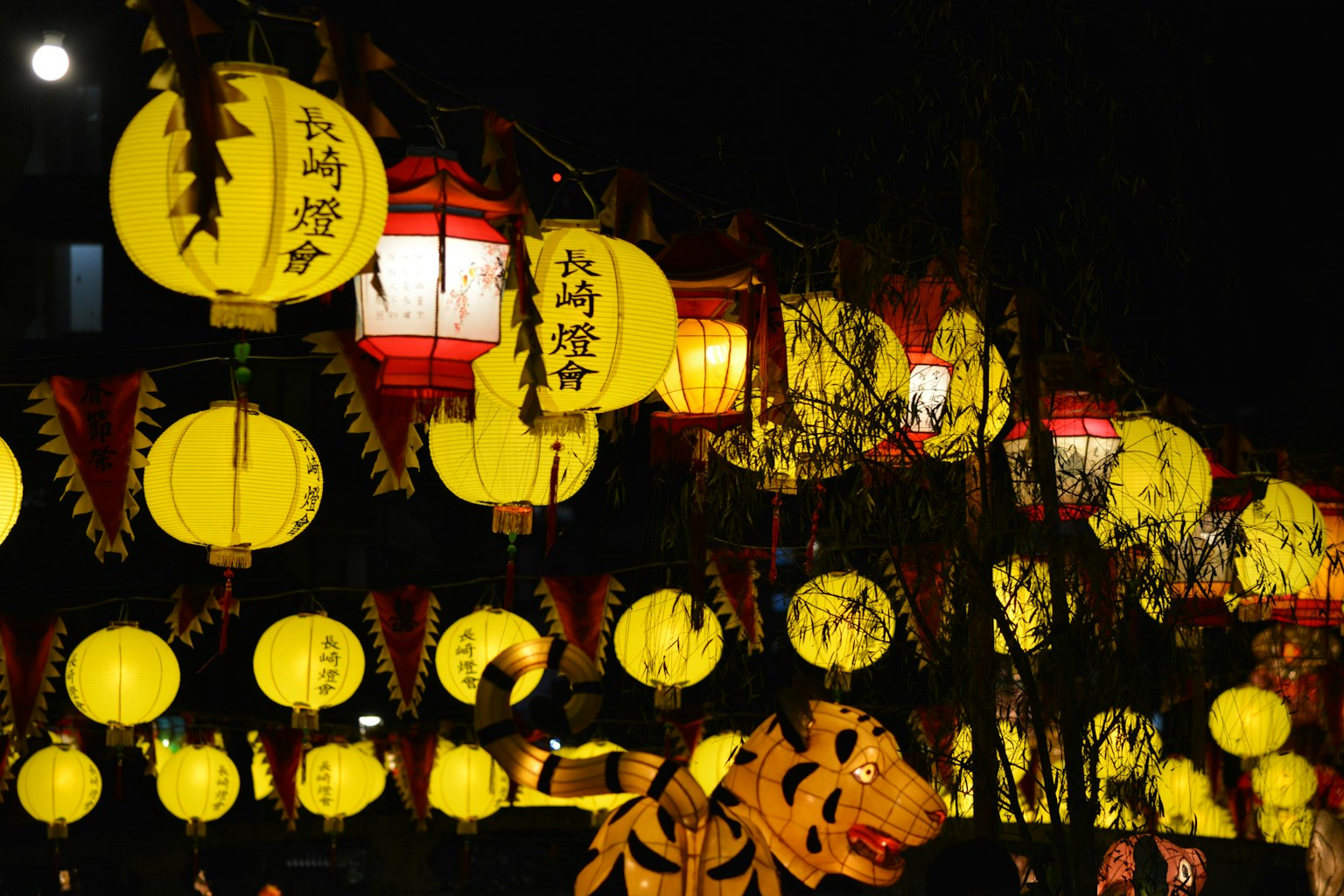 Lanternine gialle e una decorazione di tigre in un festival notturno