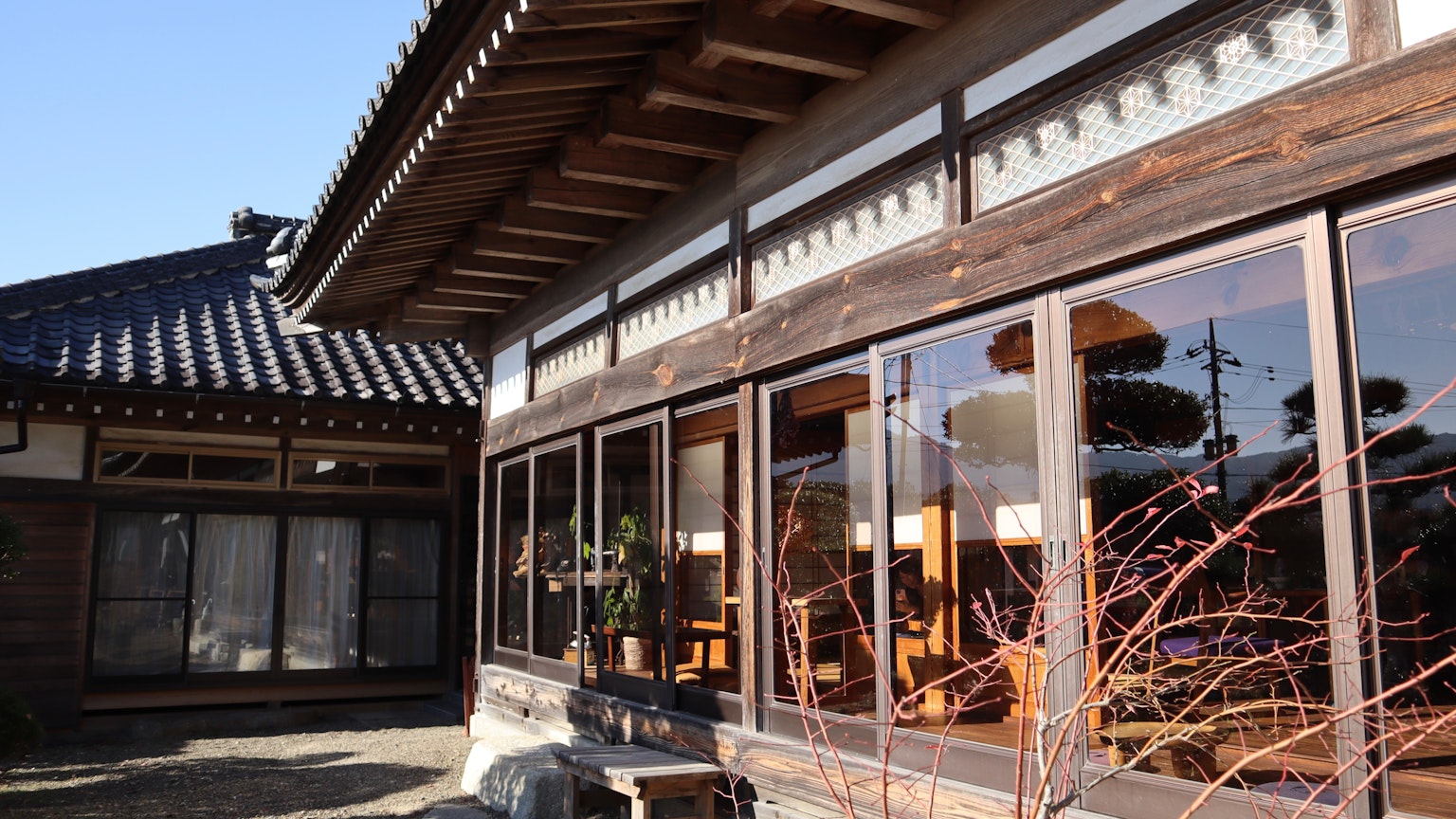 传统日本房屋外观，带大窗户和木结构