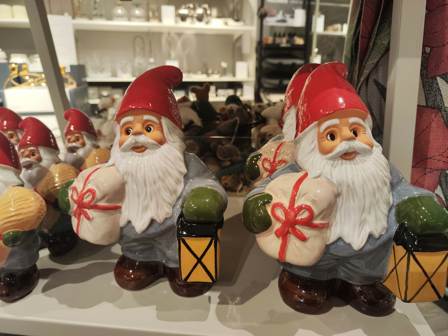 Gnomos adorables con sombreros rojos sosteniendo regalos y linternas