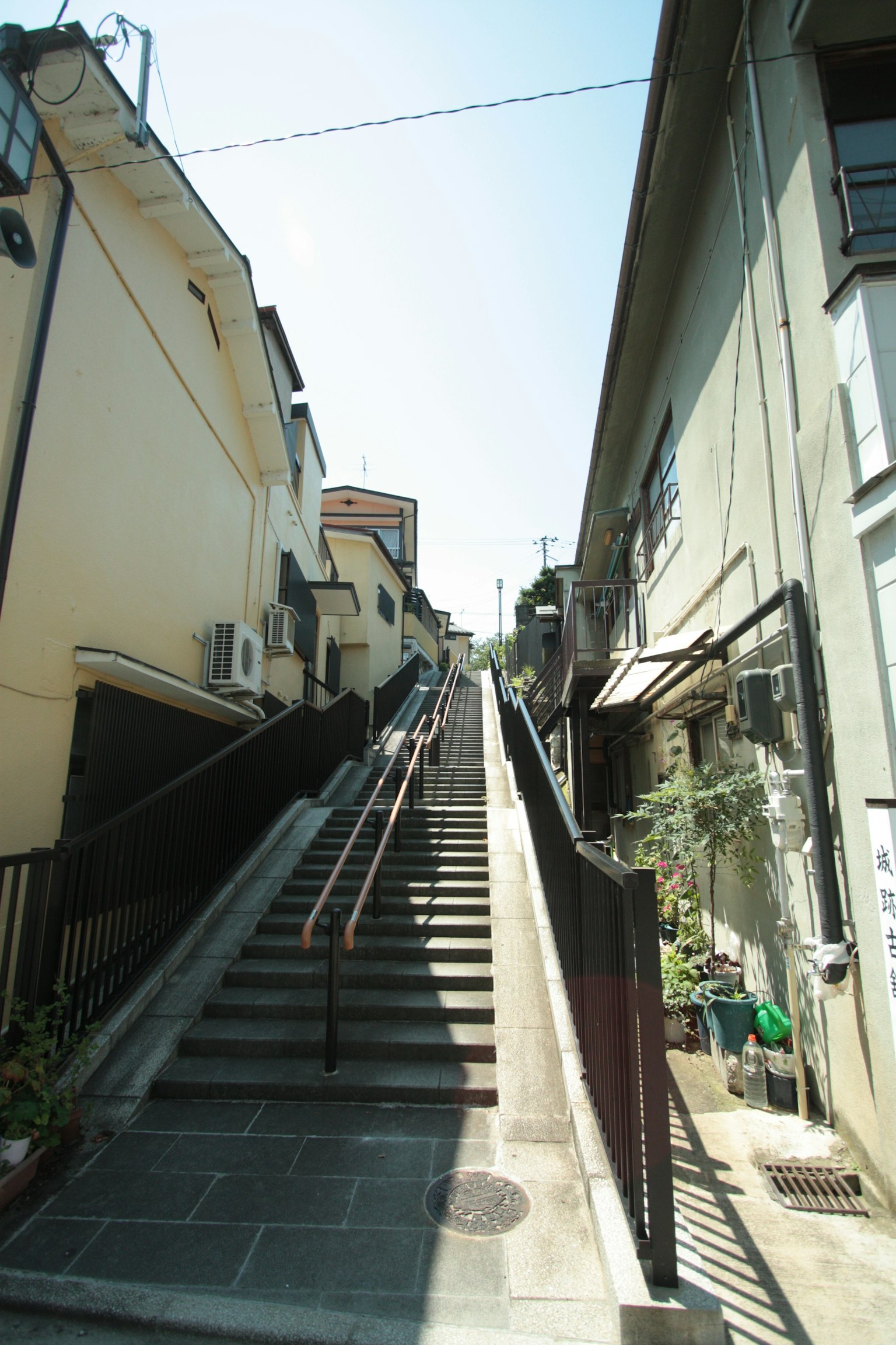 Strada stretta con scale su entrambi i lati fiancheggiata da case