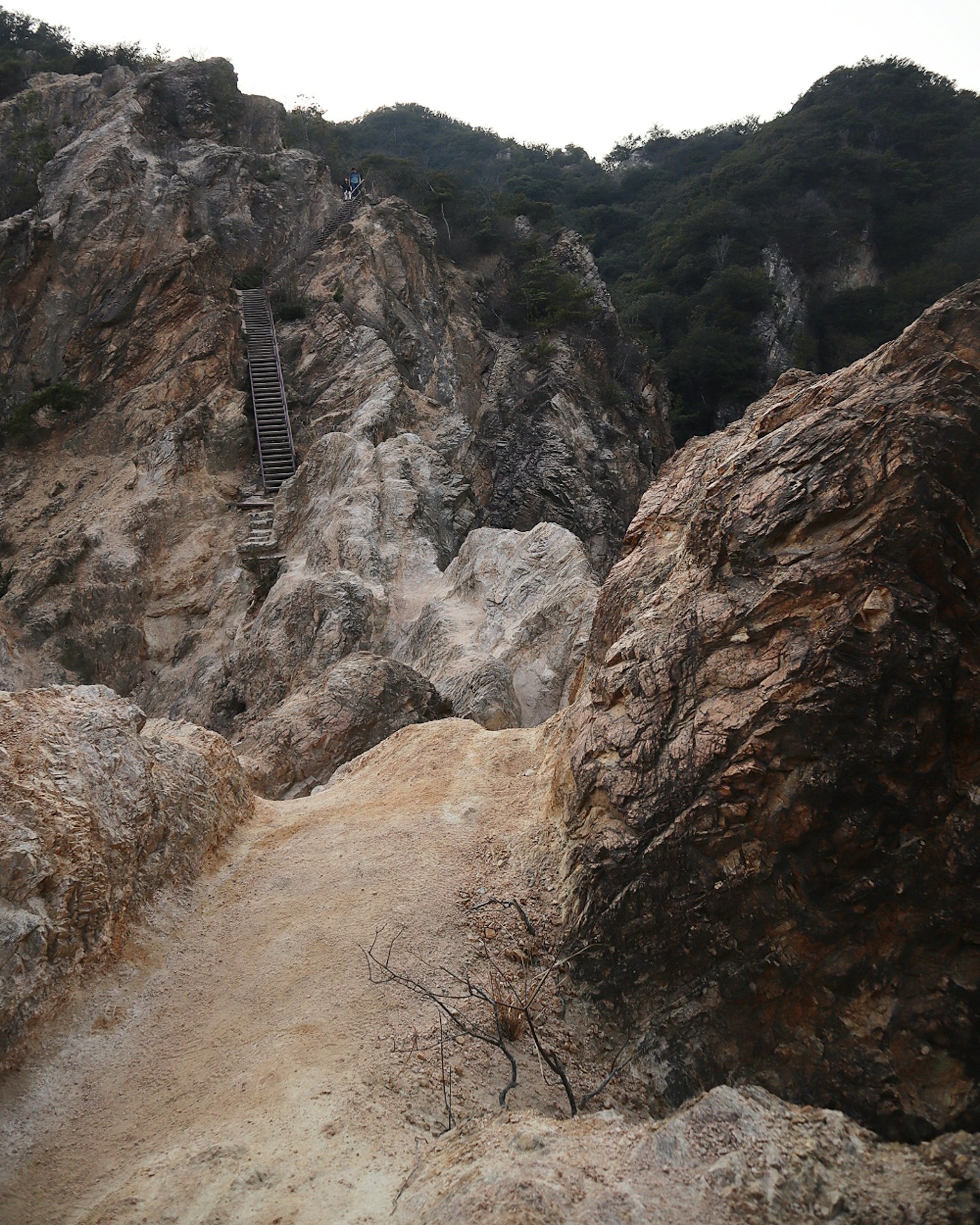 Paysage montagneux avec des rochers escarpés et un chemin étroit