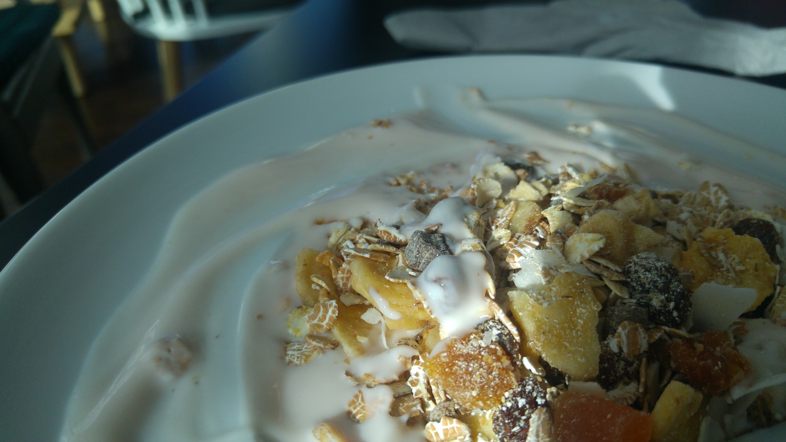 Close-up yogurt dan buah sarapan di mangkuk putih