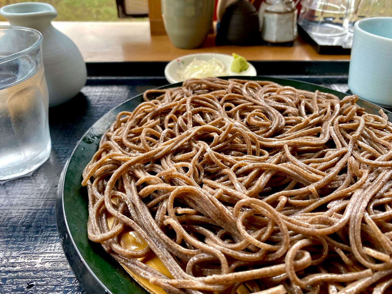 桌上的蕎麥麵和水杯