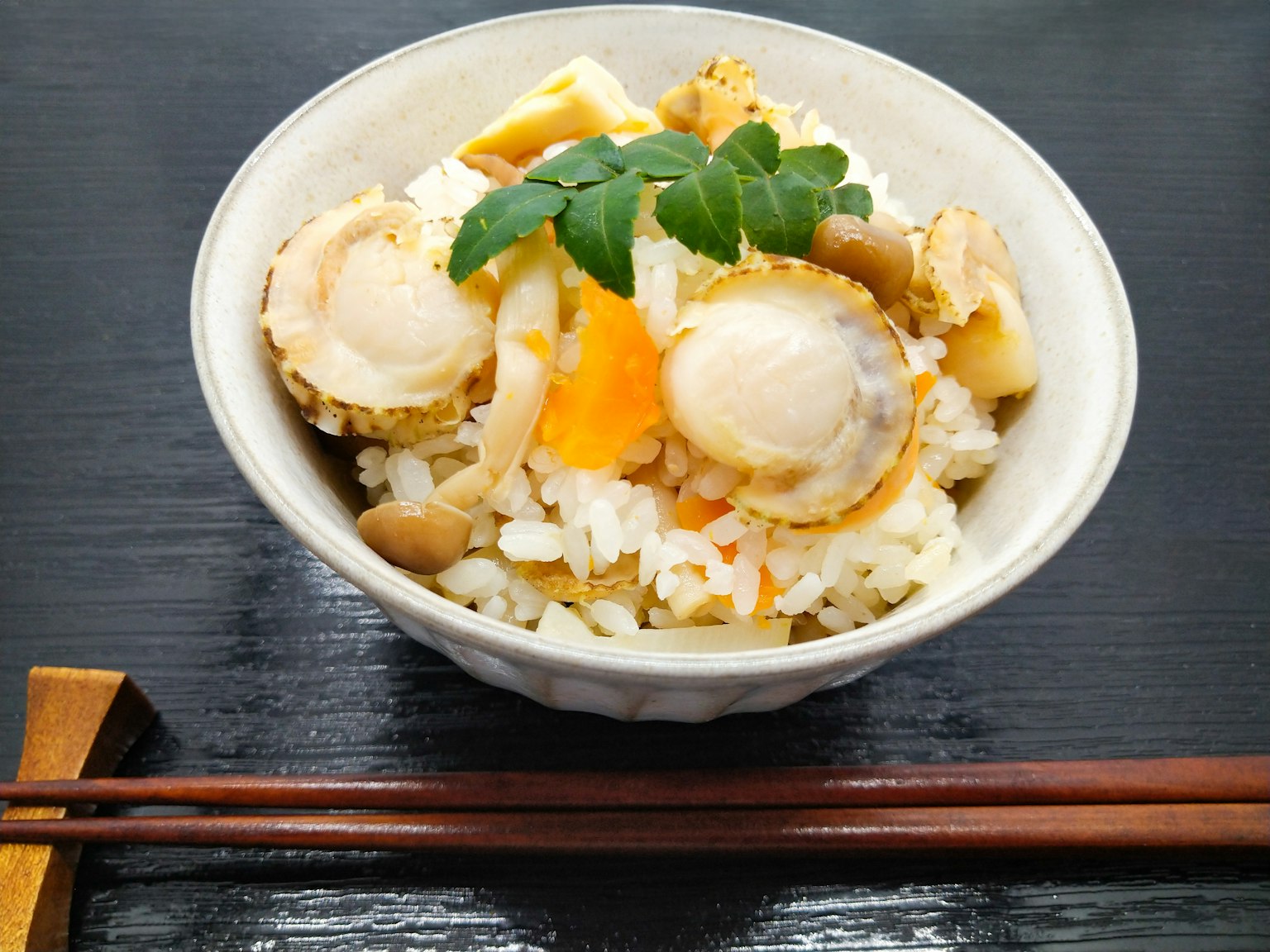 Tazón de arroz cubierto con mariscos y verduras