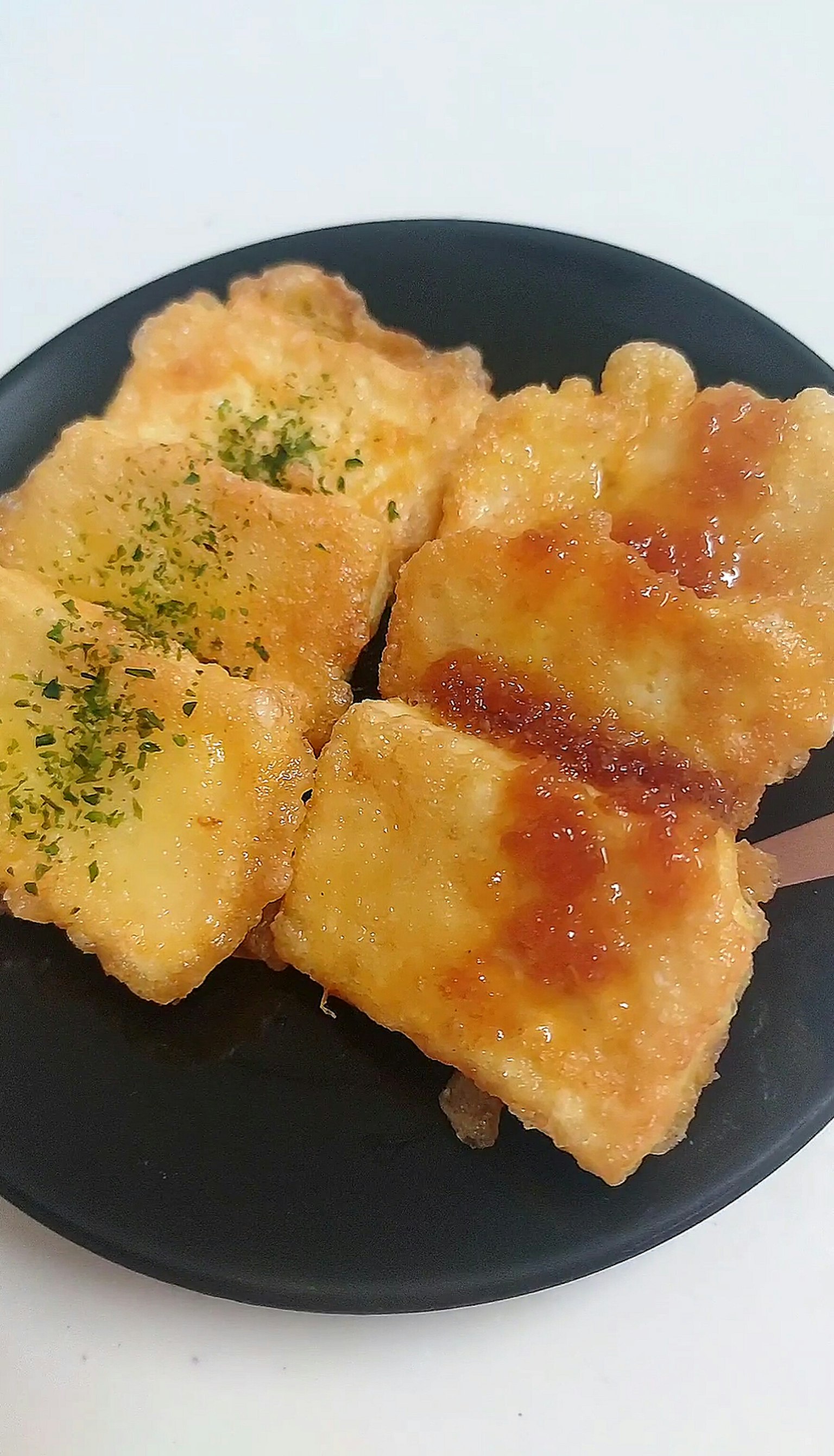 Beragam camilan goreng di piring dengan tekstur renyah dan saus berwarna