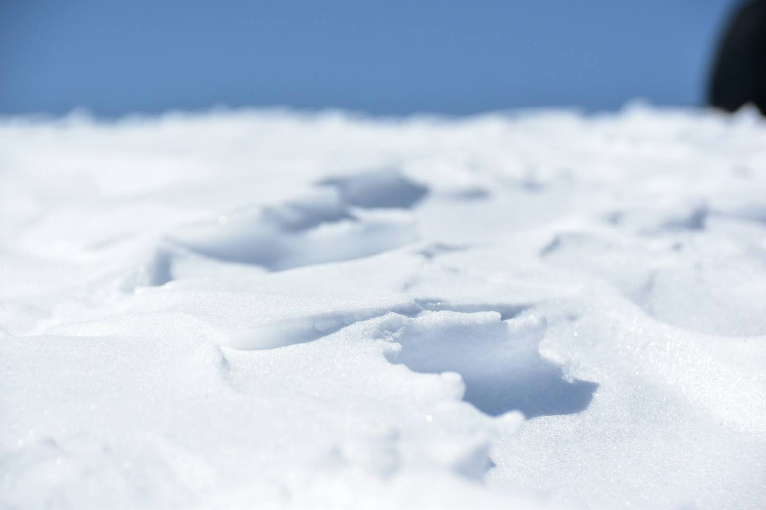 蓝天下雪面上的脚印