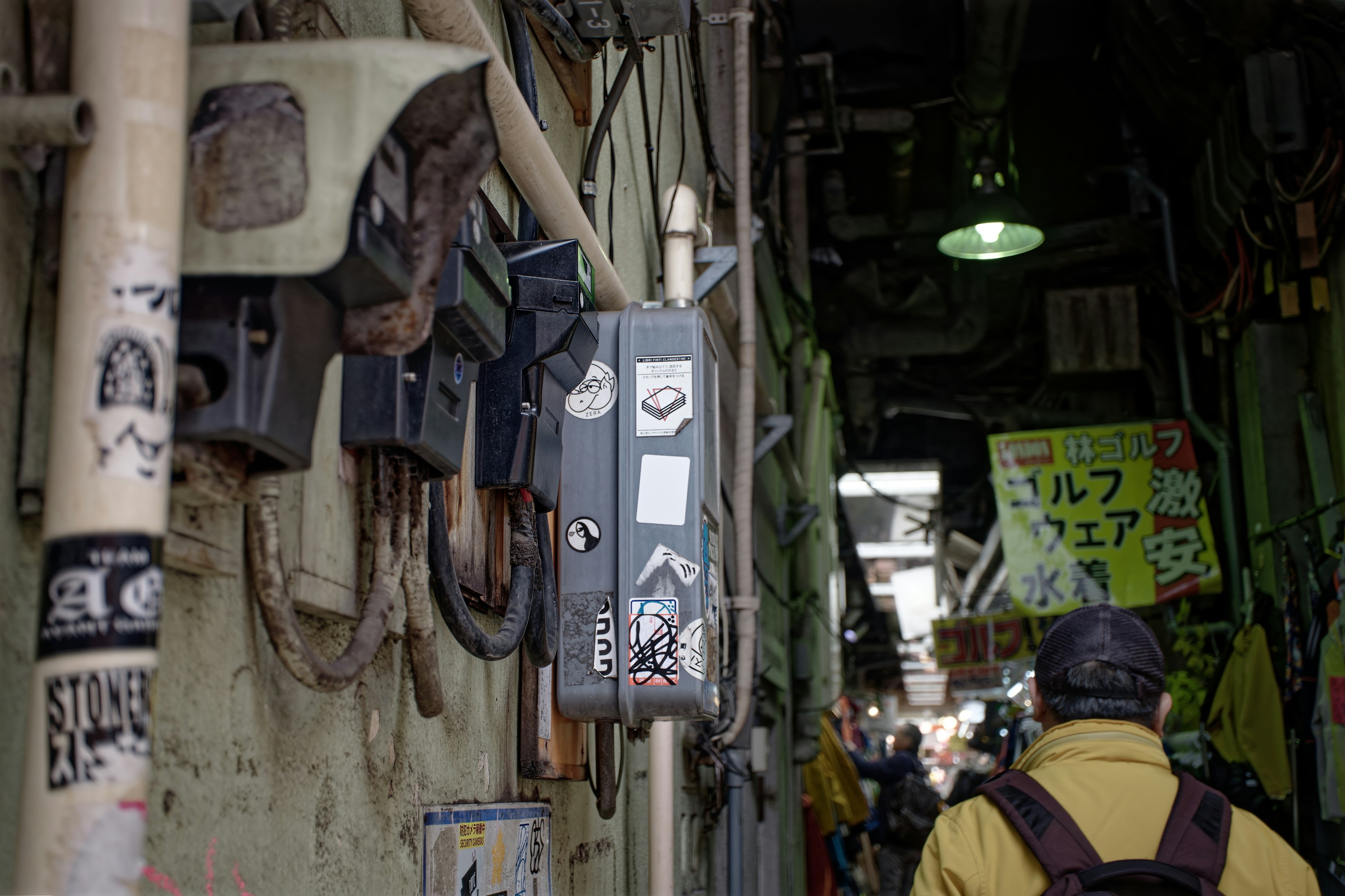 路地の壁に並ぶ小物と看板のあるスナップ感