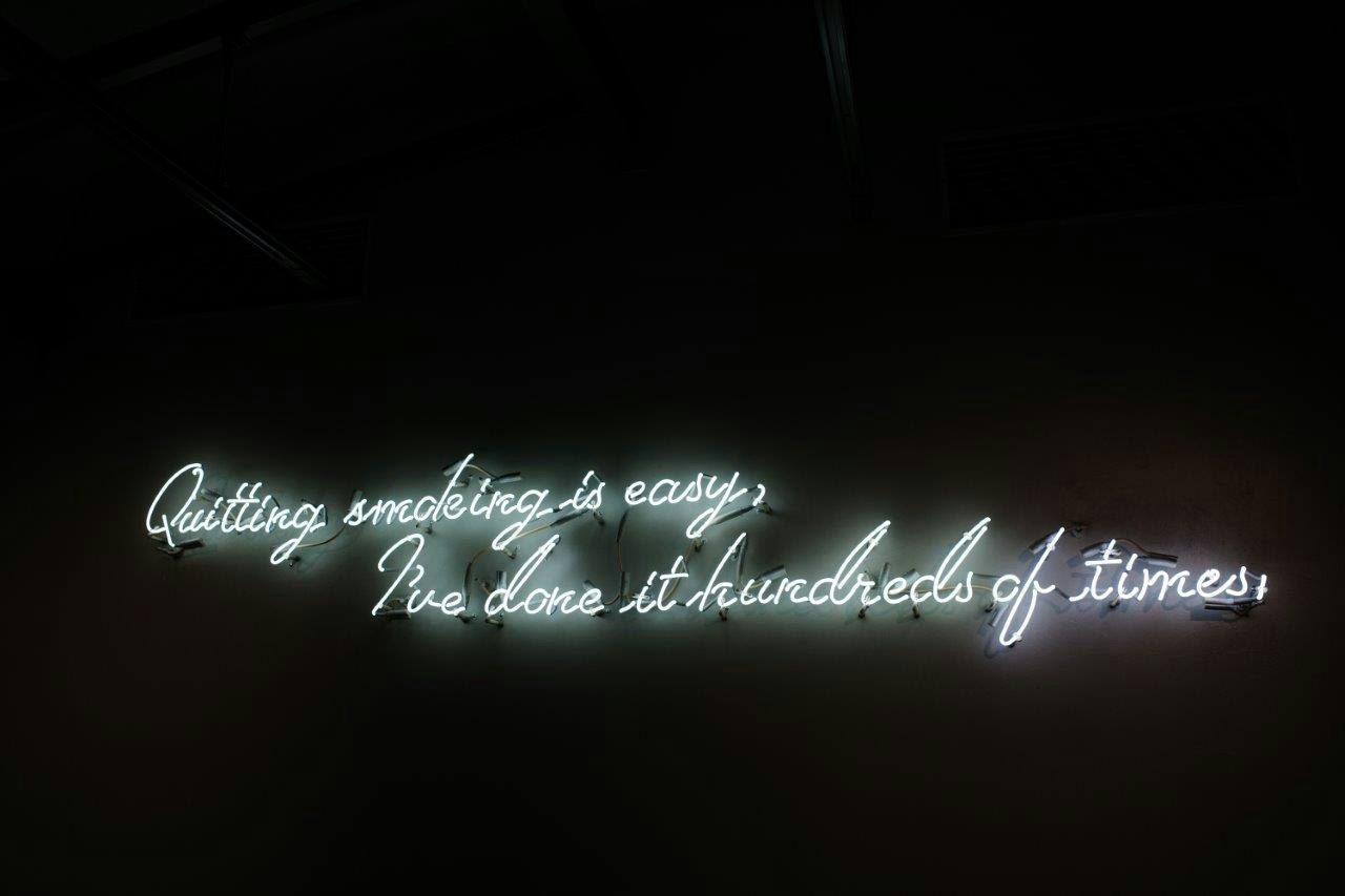 Citation en anglais style manuscrit illuminée sur fond sombre