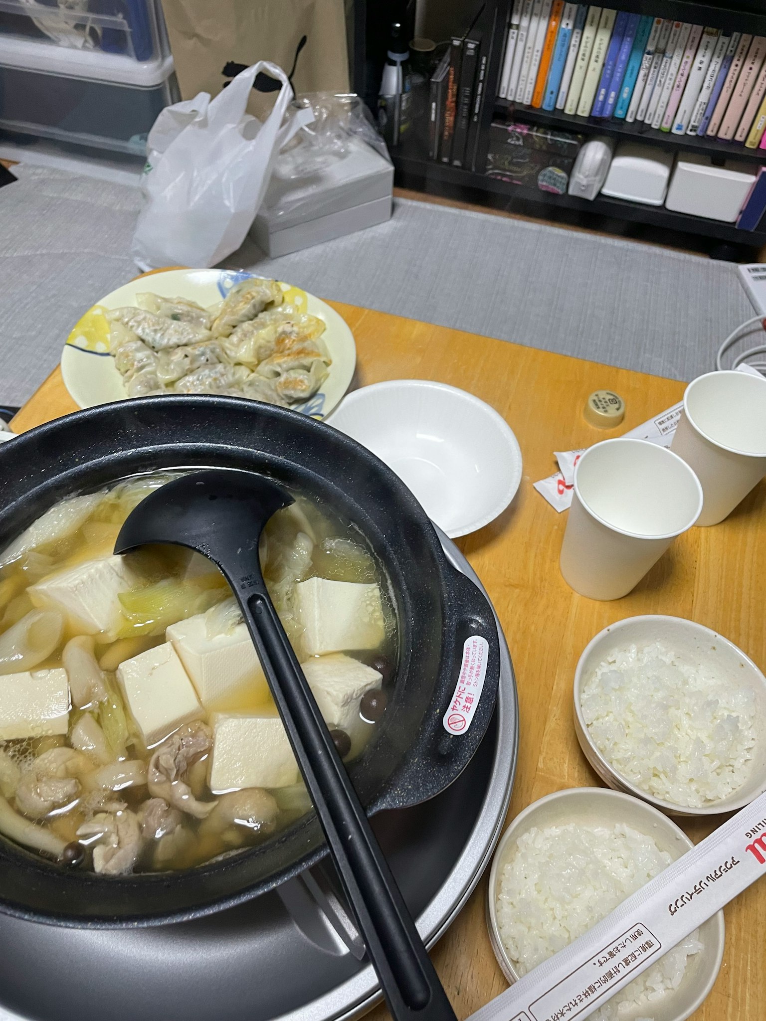테이블 위에 뜨거운 냄비와 튀긴 요리가 있는 식사 장면