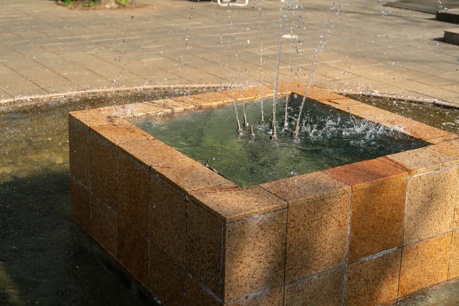 公園內的方形噴泉和水流