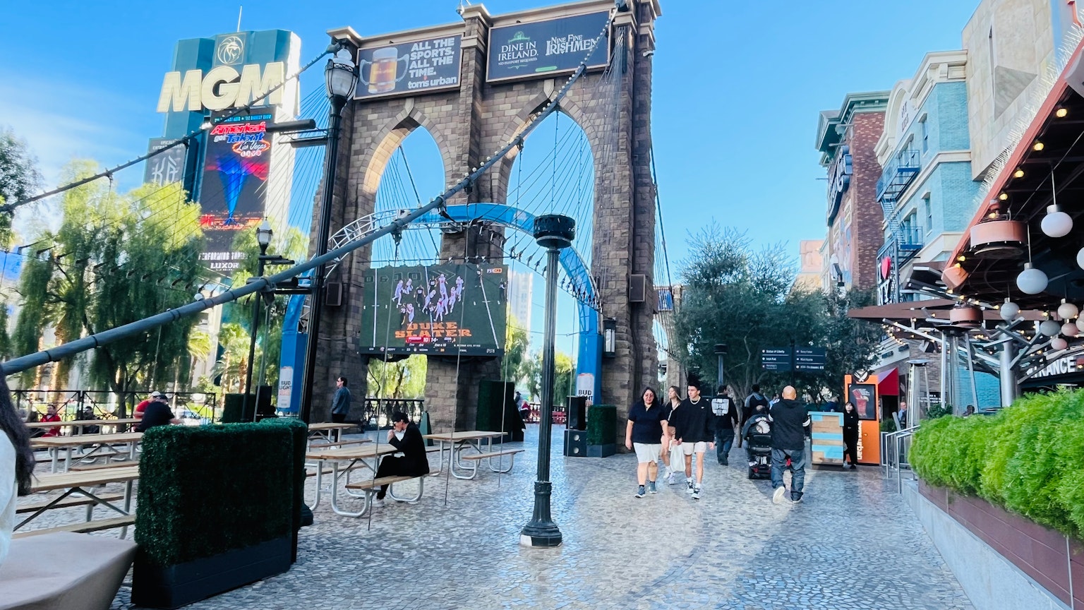 Brooklyn-Brücke ähnliche Bogenstruktur mit Menschen, die in einer lebhaften Straße gehen