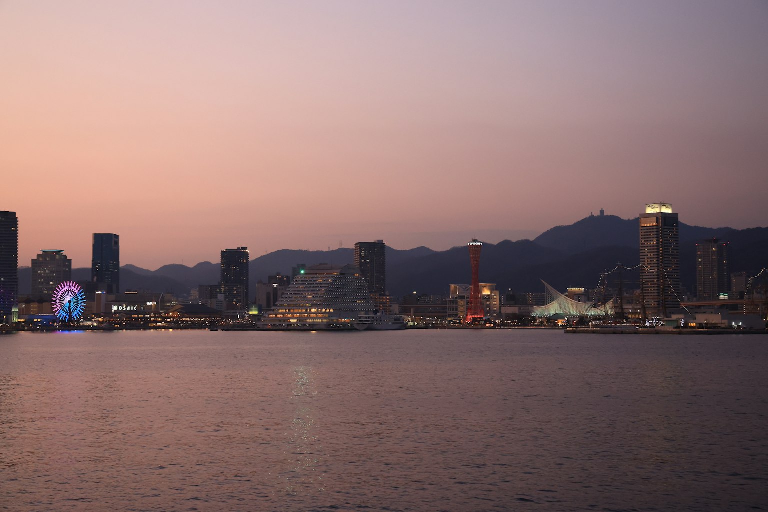 黃昏時分的城市天際線和背景山脈