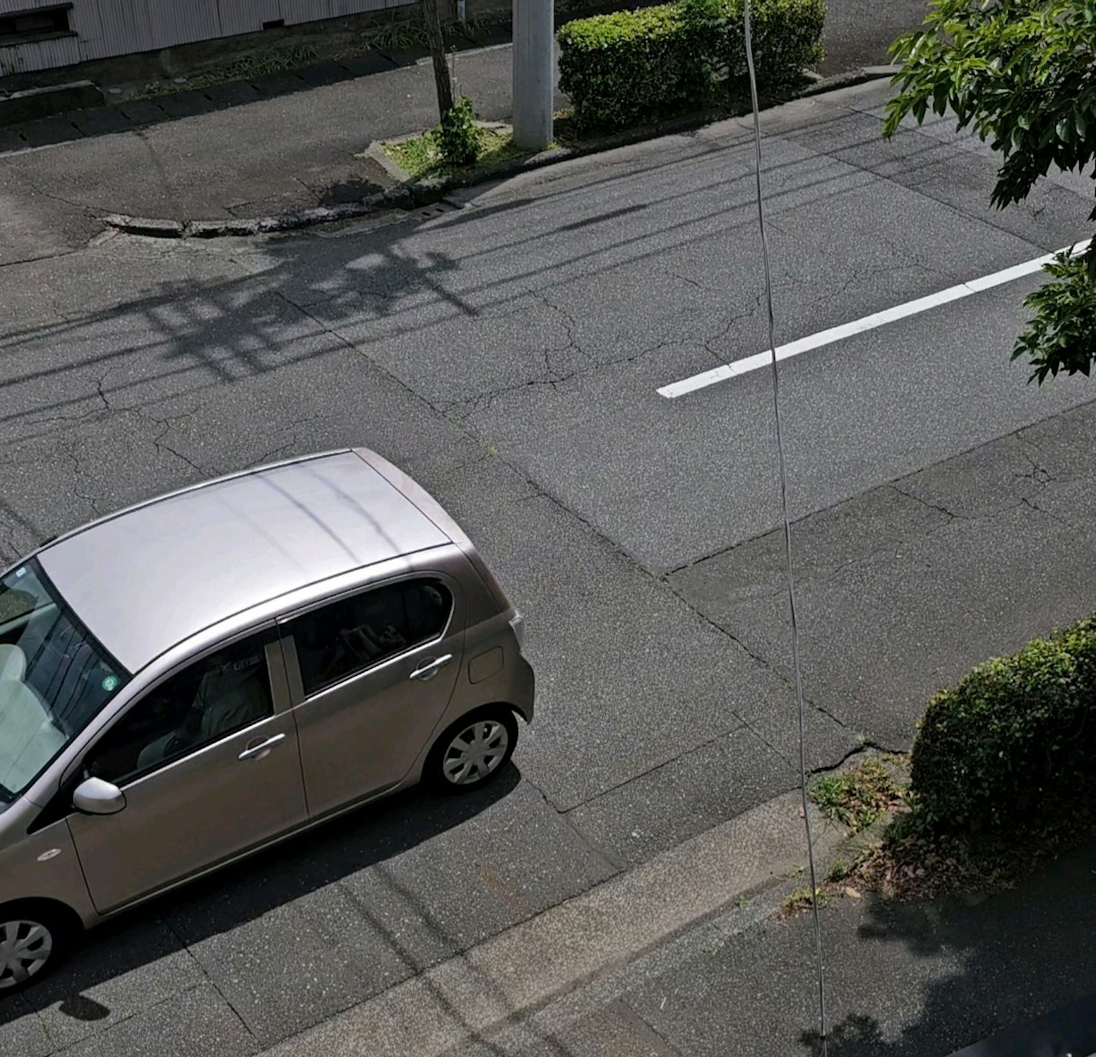Luftaufnahme eines silbernen Kompaktwagens auf der Straße