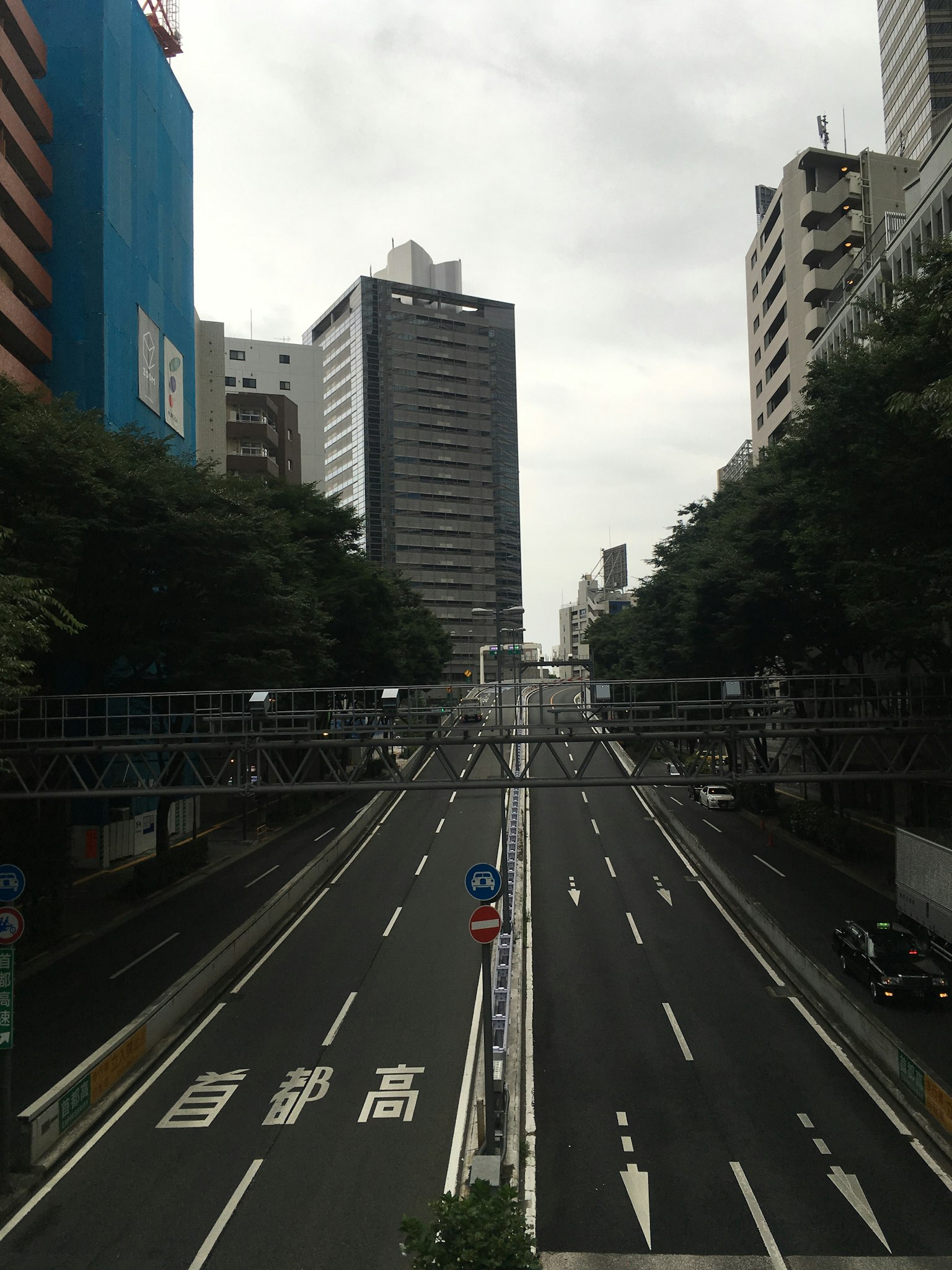 Vista urbana con edificios altos