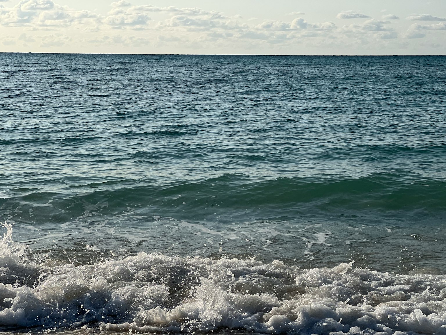 平静的海浪与蓝天