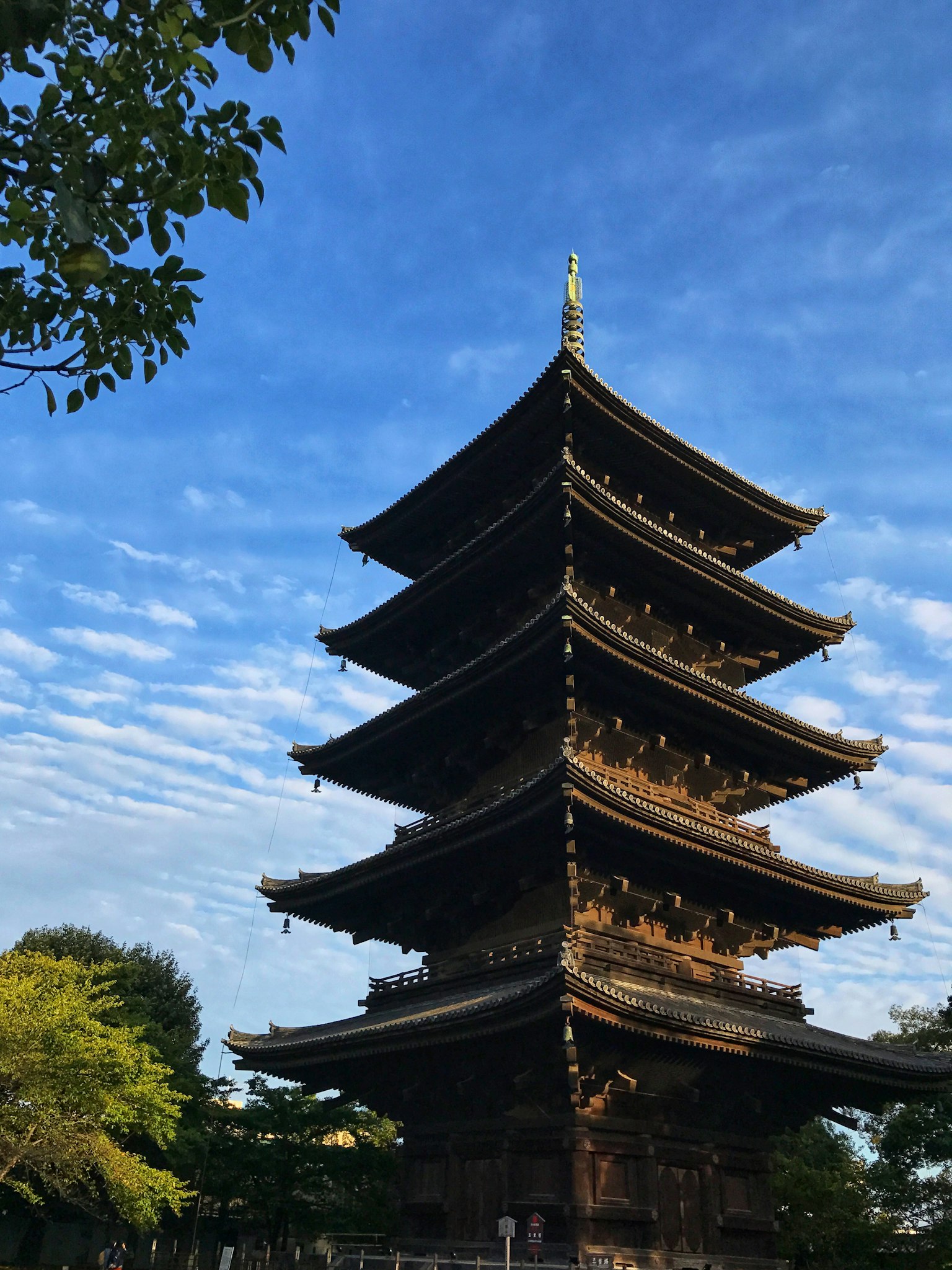 Fünfstöckige Pagode unter einem blauen Himmel