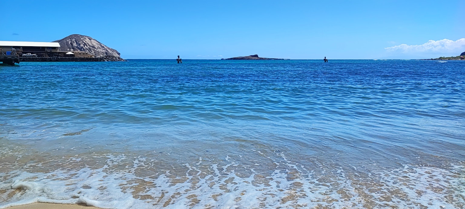 藍色海洋與柔和波浪的海灘景色