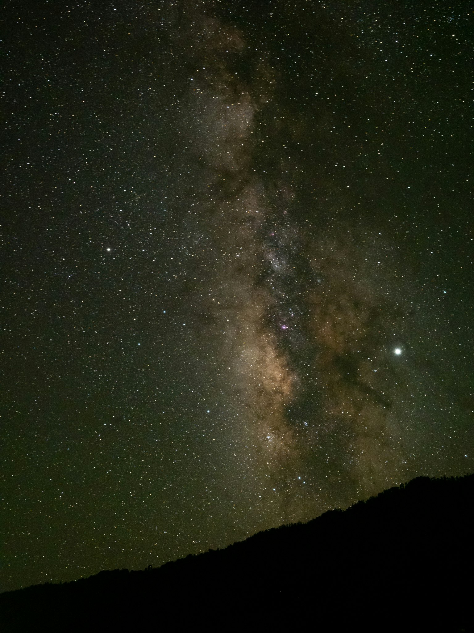 夜空下壮观的银河和星星的景象
