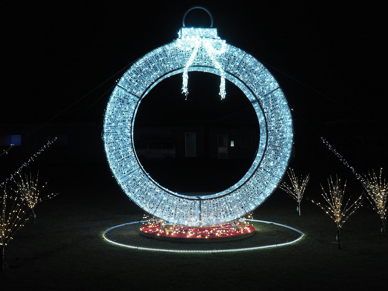 Großer beleuchteter Weihnachtskranz in dunkler Umgebung