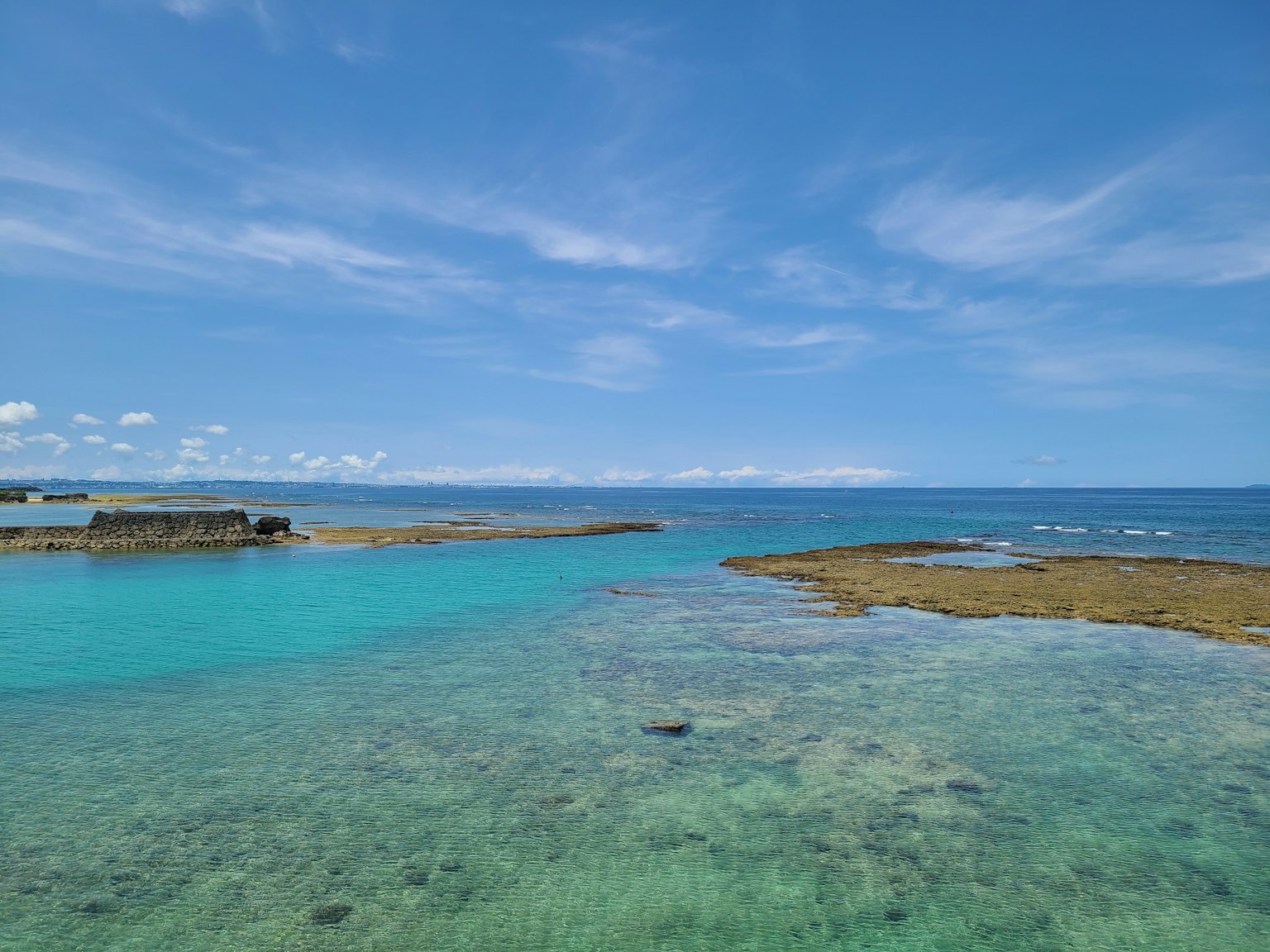 Pemandangan menakjubkan laut biru dan langit cerah dengan dasar laut yang terlihat