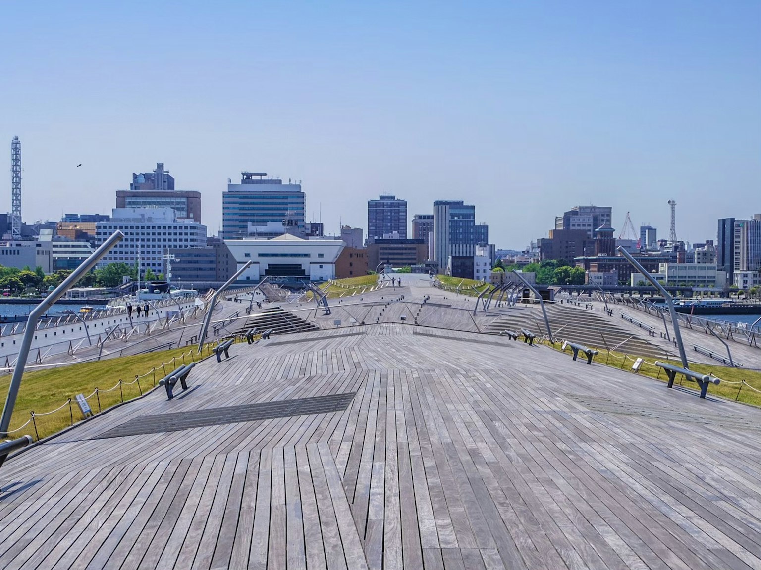 Lối đi bằng gỗ với cảnh quan thành phố hiện đại ở Yokohama