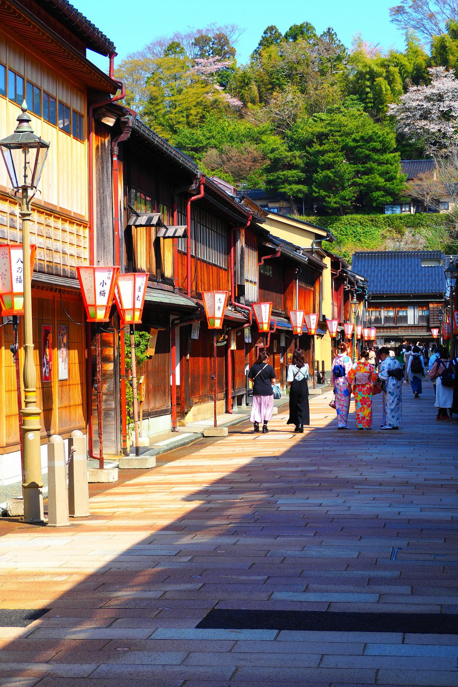 Traditionelle japanische Straßenszene mit Menschen in Kimonos