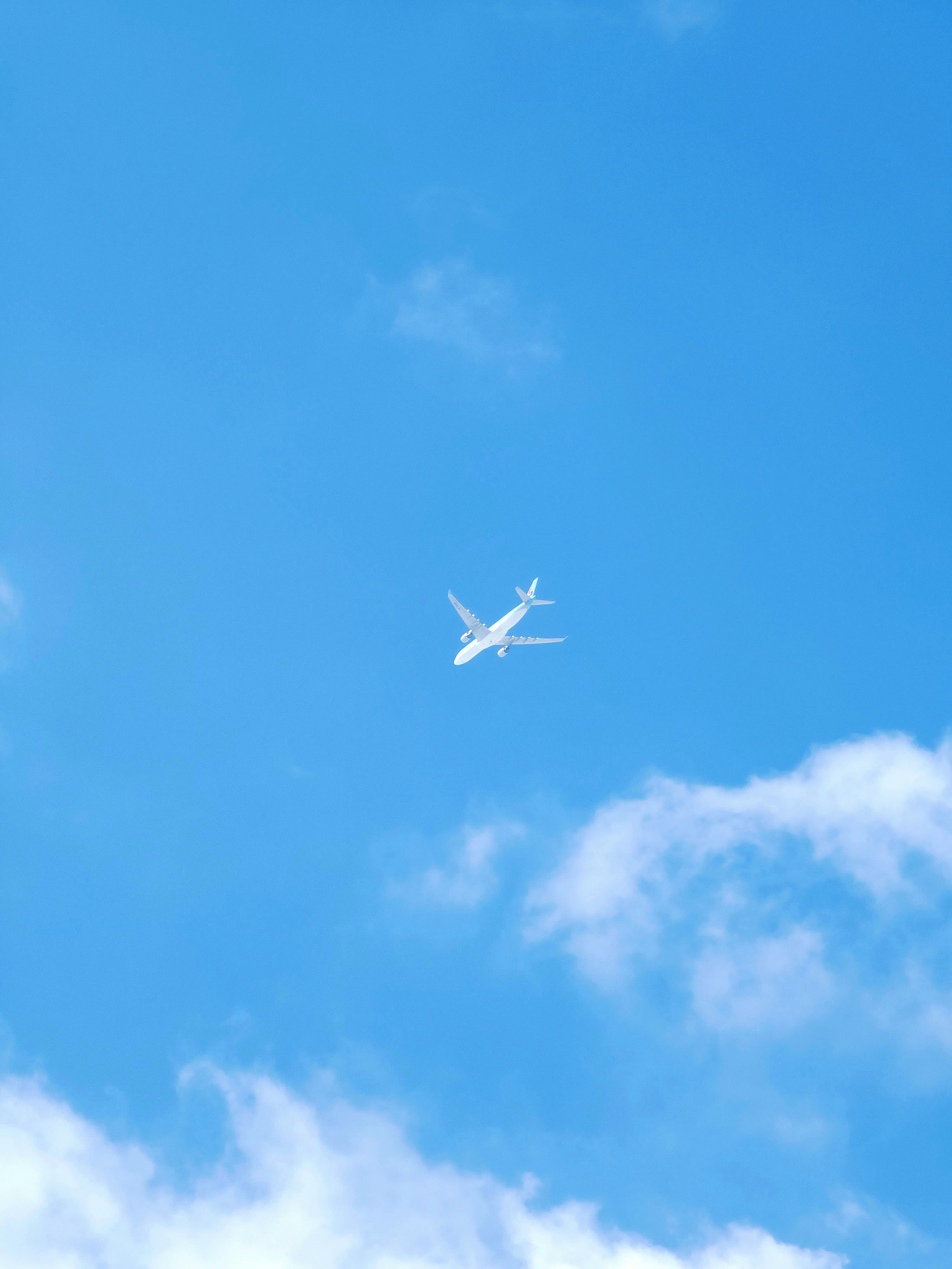 青空に浮かぶ飛行機雲のある旅客機のシルエット