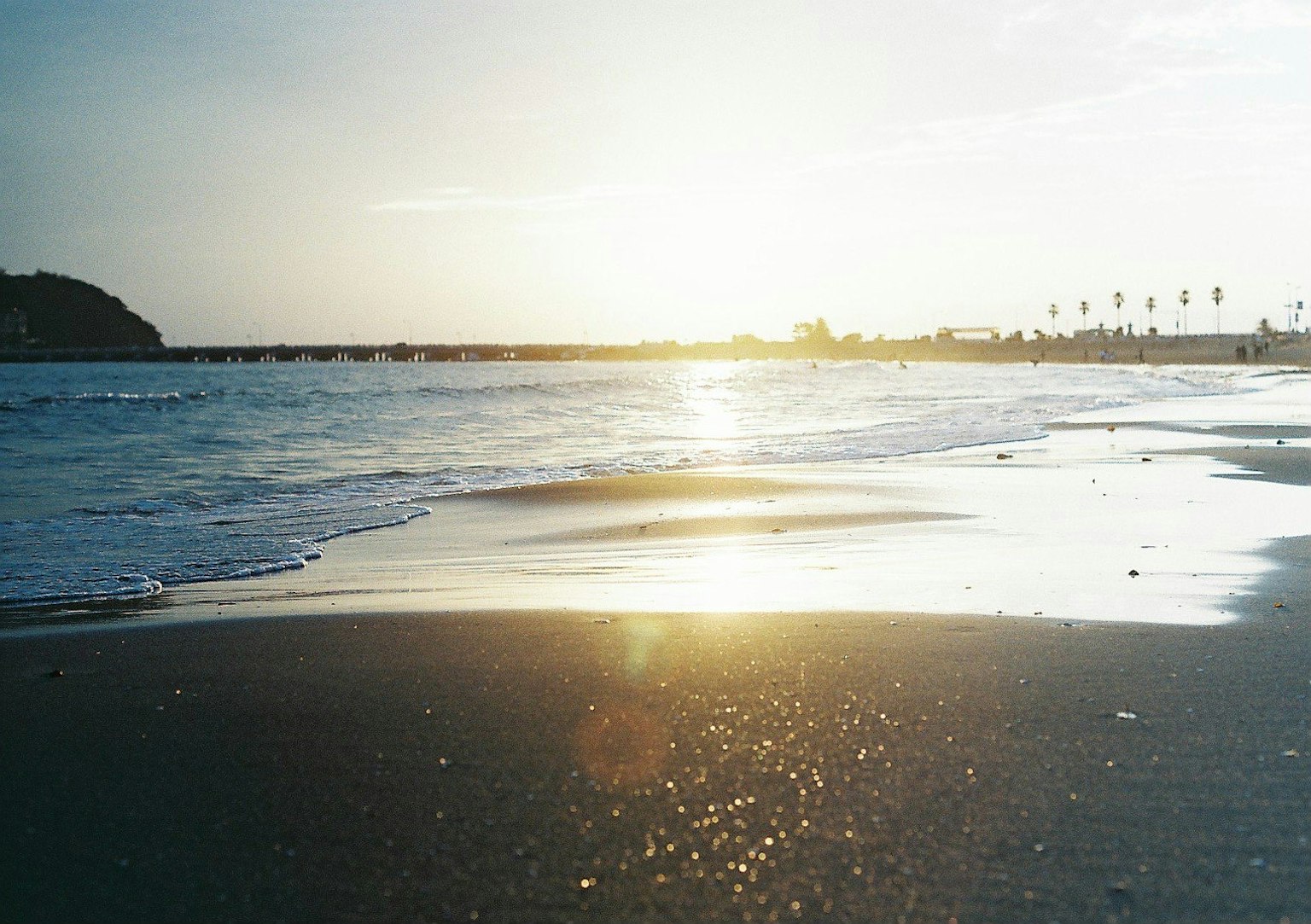 ทิวทัศน์ชายหาดกับการสะท้อนของพระอาทิตย์ตกบนผิวน้ำ