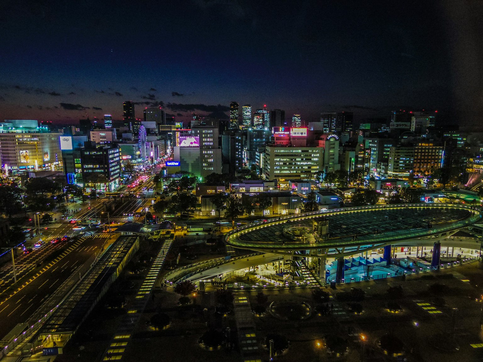 夜间城市景观 高楼大厦和明亮的霓虹灯