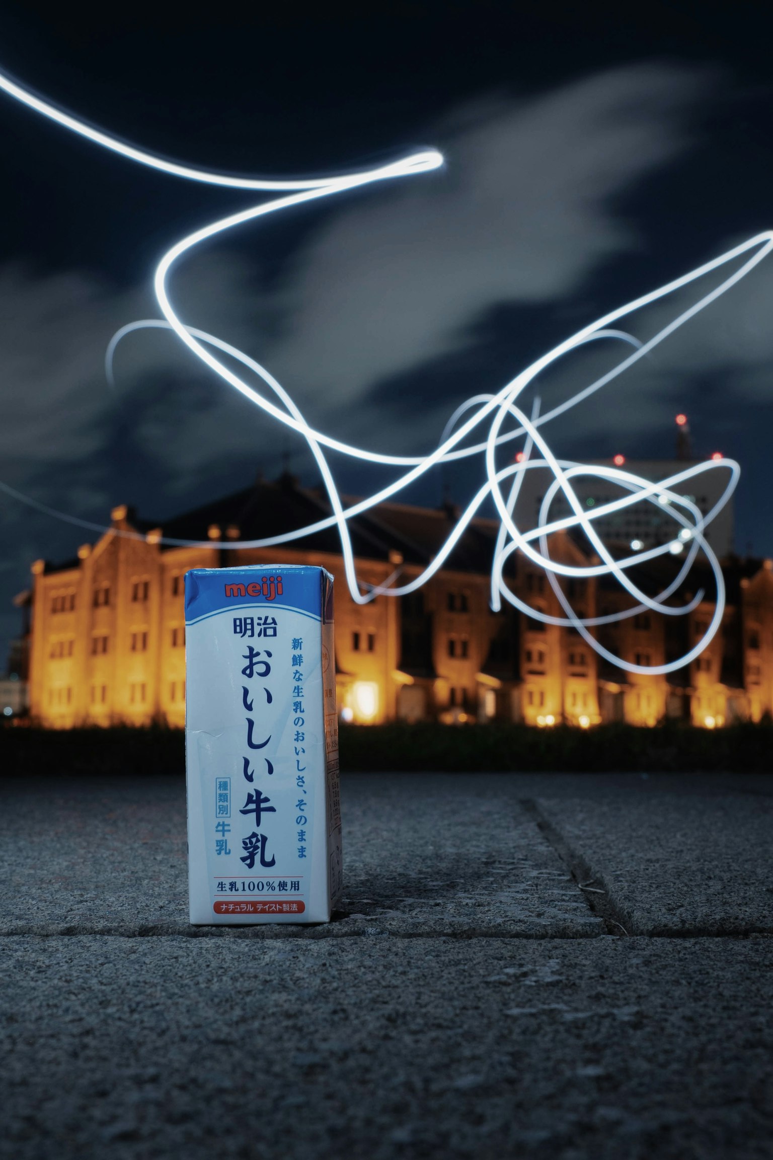 Una lata de leche deliciosa contra un paisaje urbano nocturno
