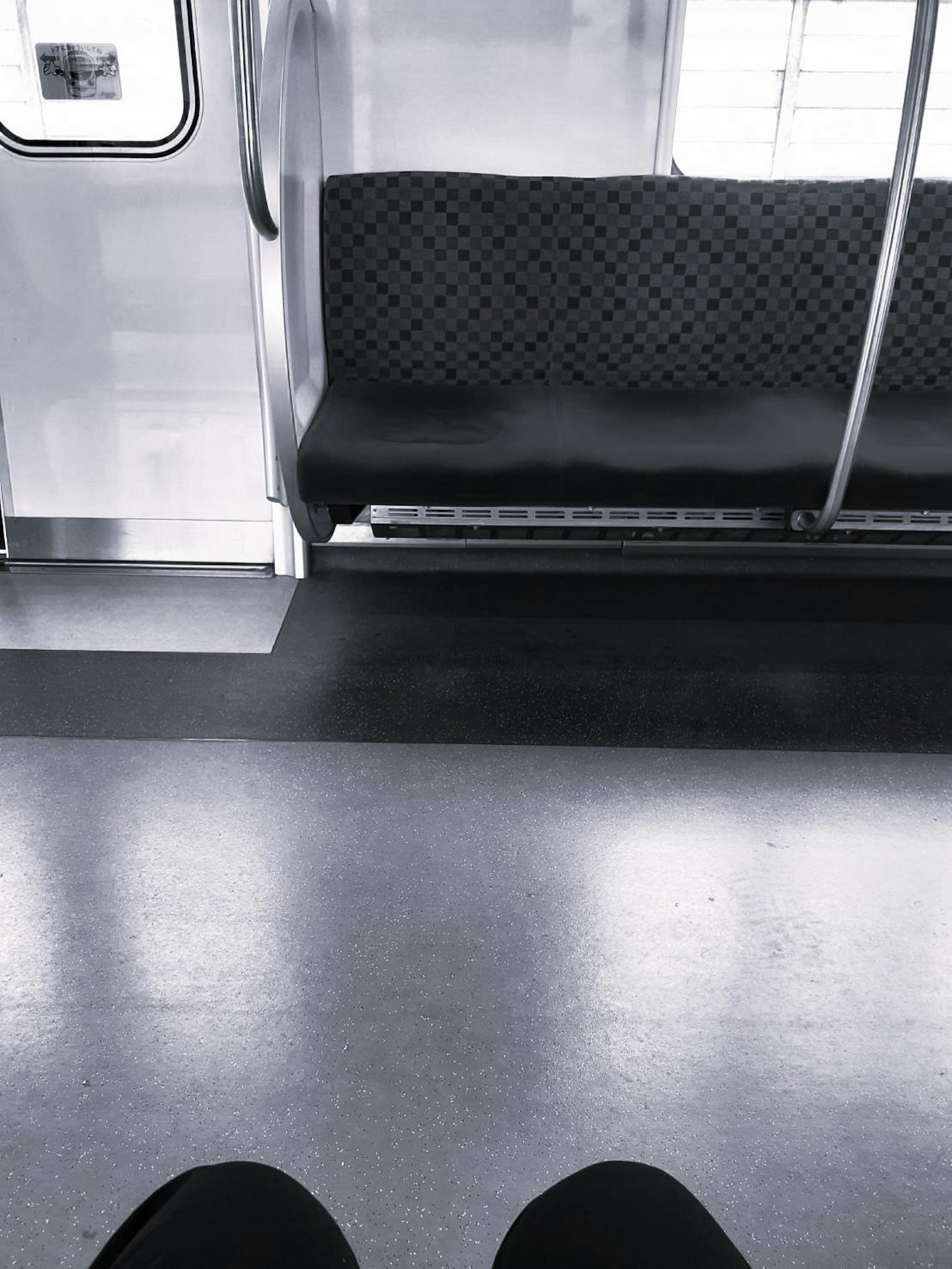 Vista de los asientos y el suelo dentro de un tren de metro
