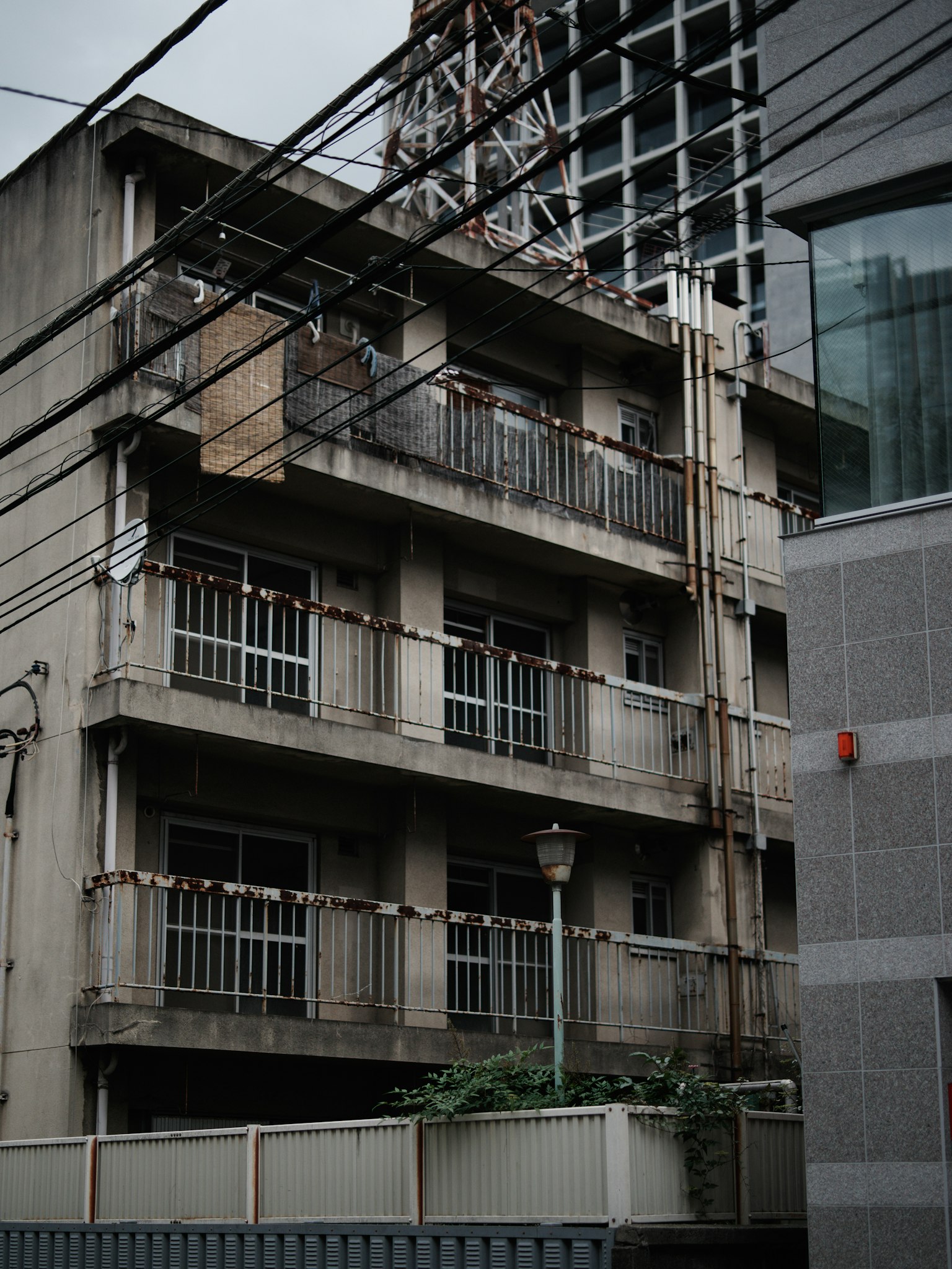Vista esterna di un vecchio edificio residenziale con strutture circostanti