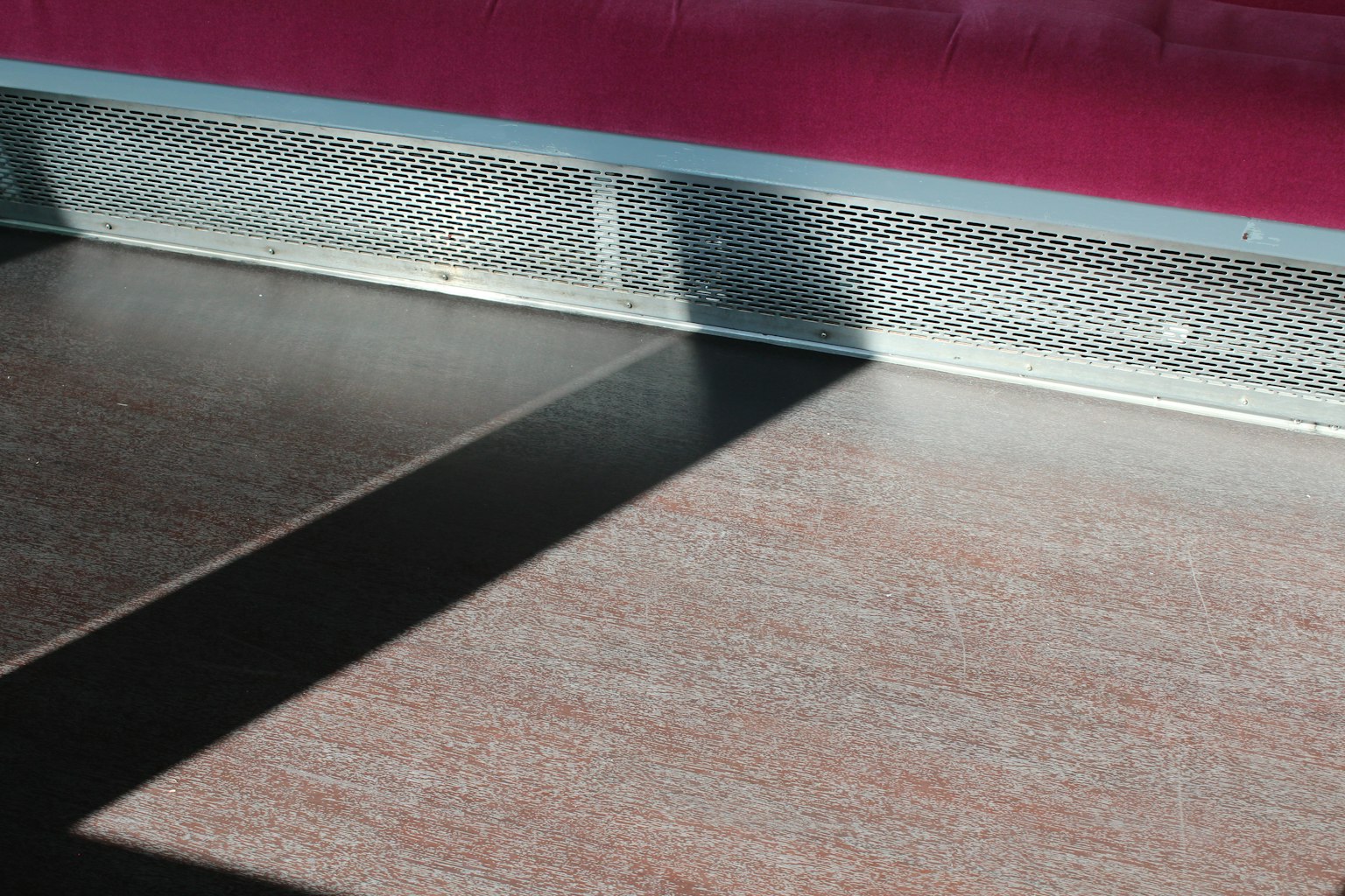 Gambar terang yang menunjukkan bayangan di permukaan lantai