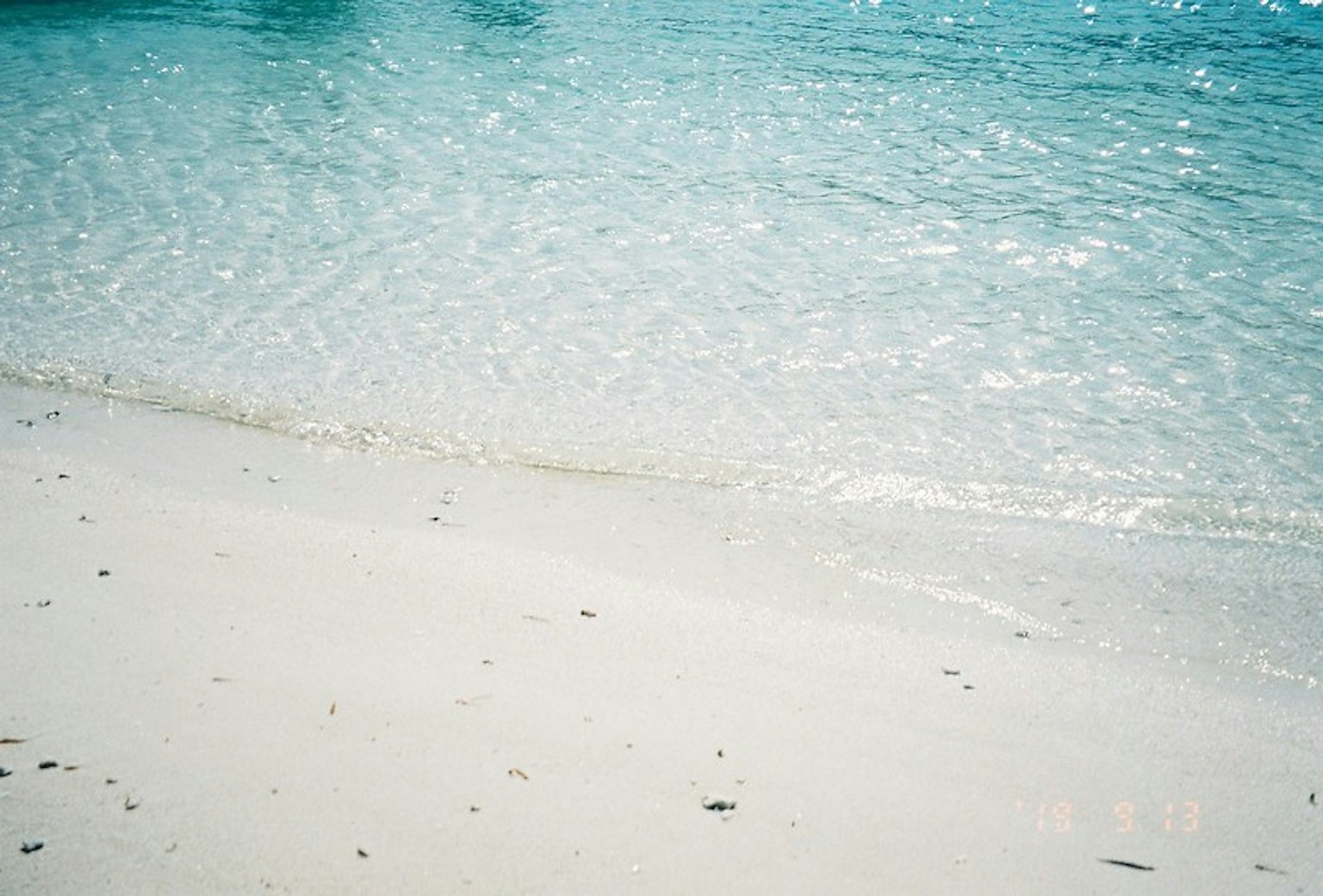 Paysage magnifique de mer bleue et de plage de sable blanc