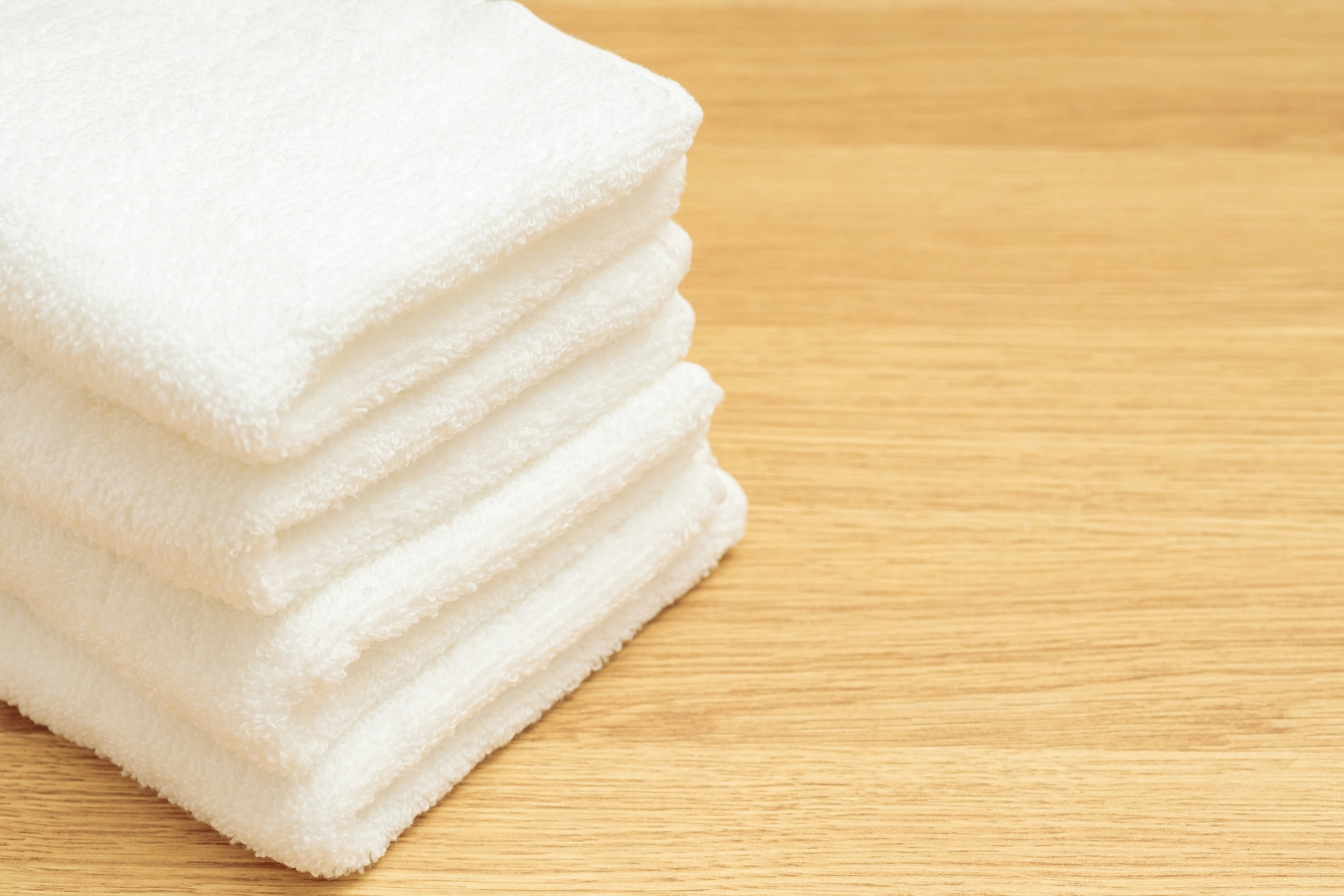 pile de serviettes blanches sur une table en bois