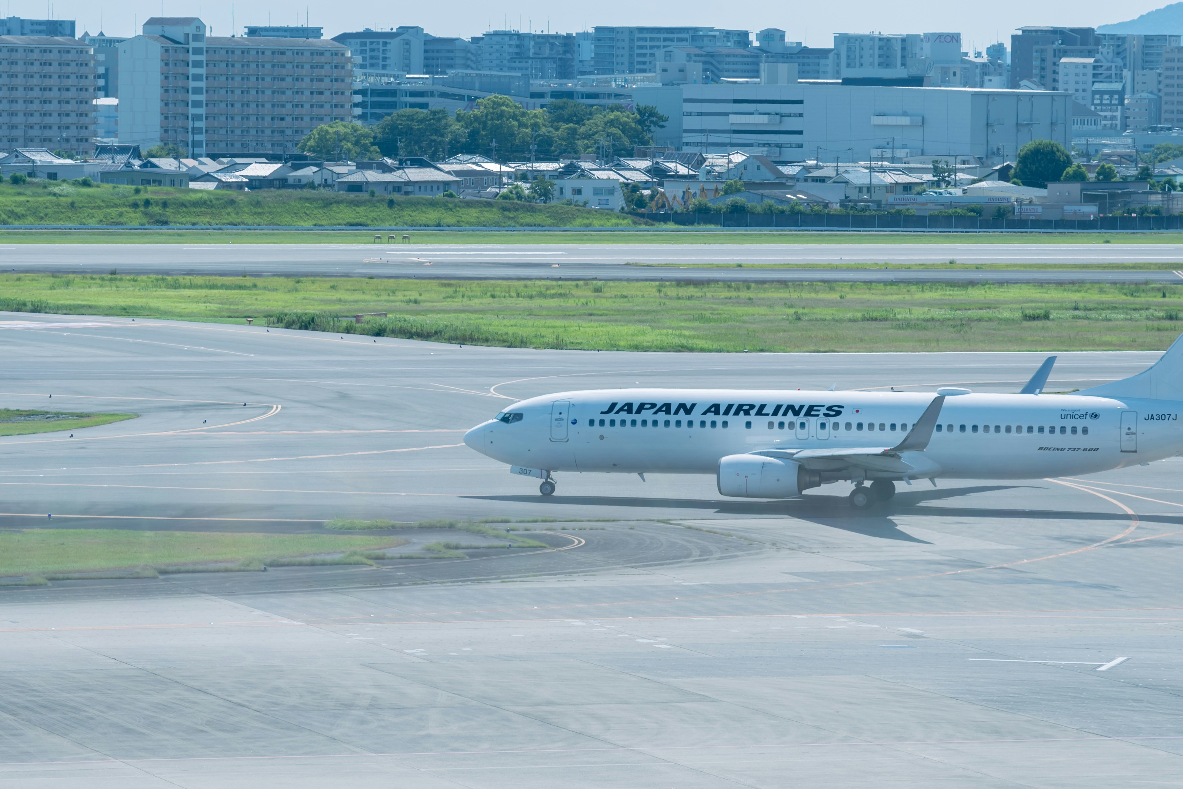 Pesawat penumpang Japan Airlines sedang taxi di landasan