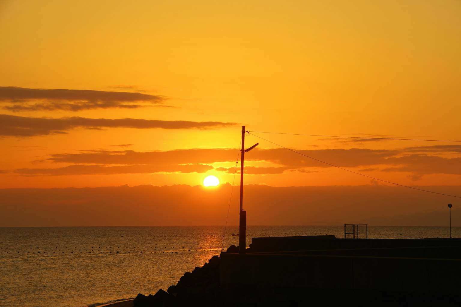 Silueta del atardecer sobre el mar
