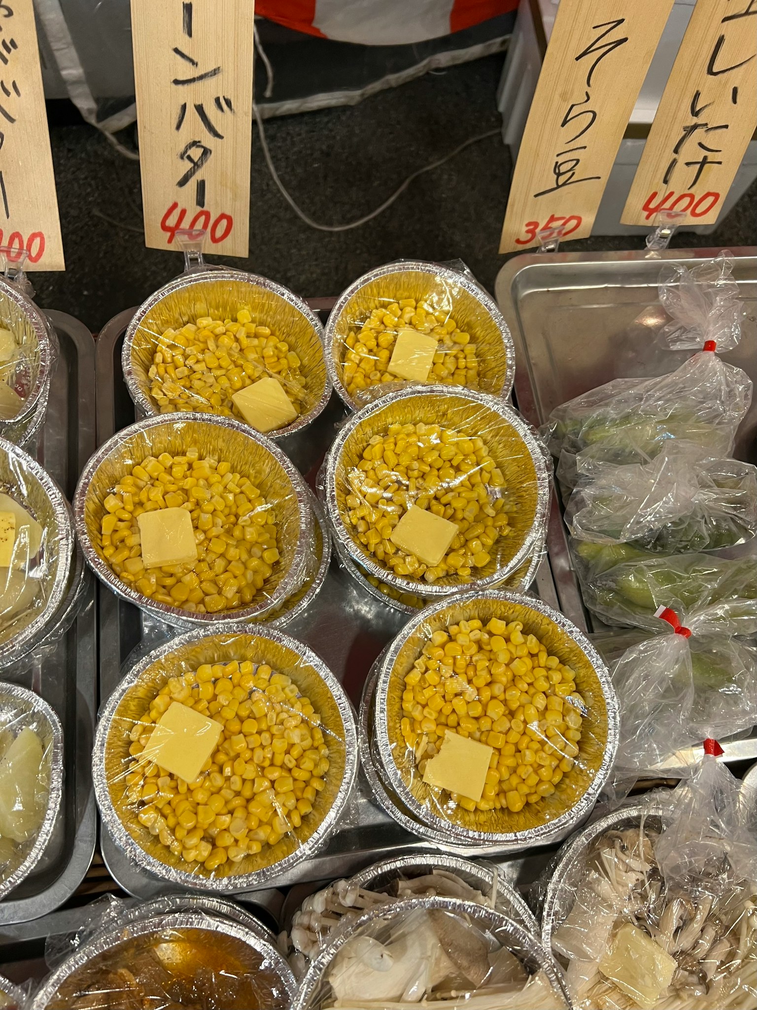 ข้าวโพดเหลืองกับเนยในภาชนะตลาด