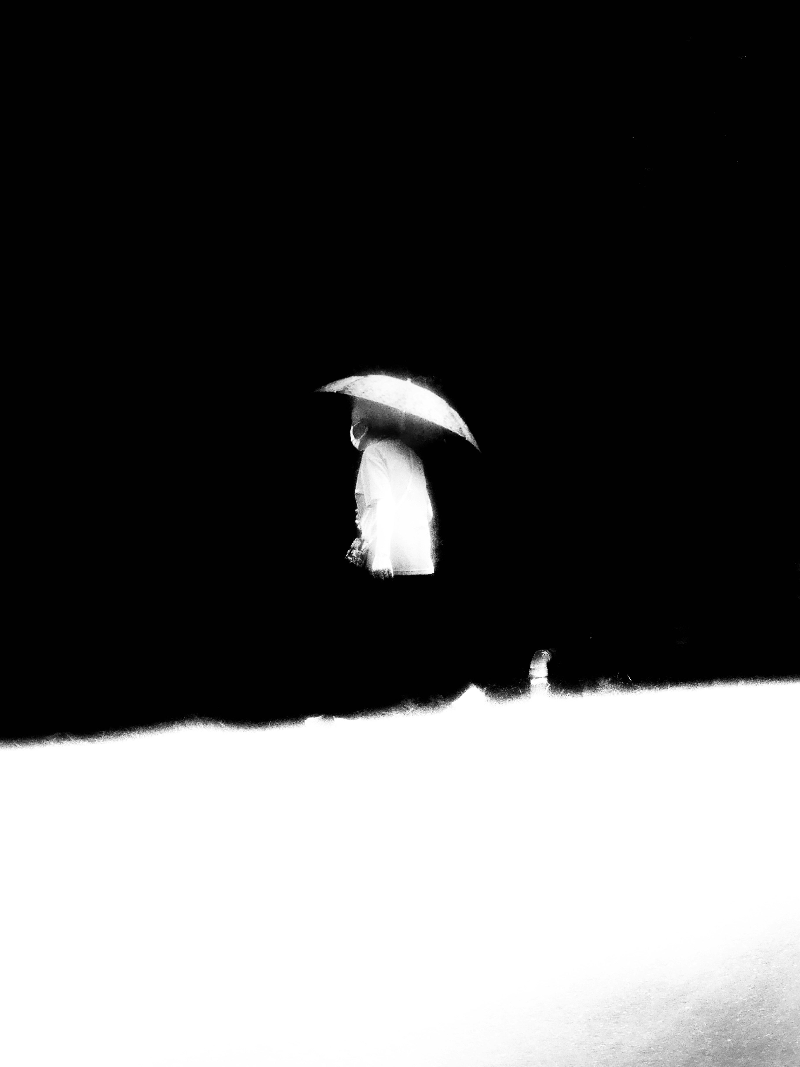silueta de tela blanca sobre fondo negro