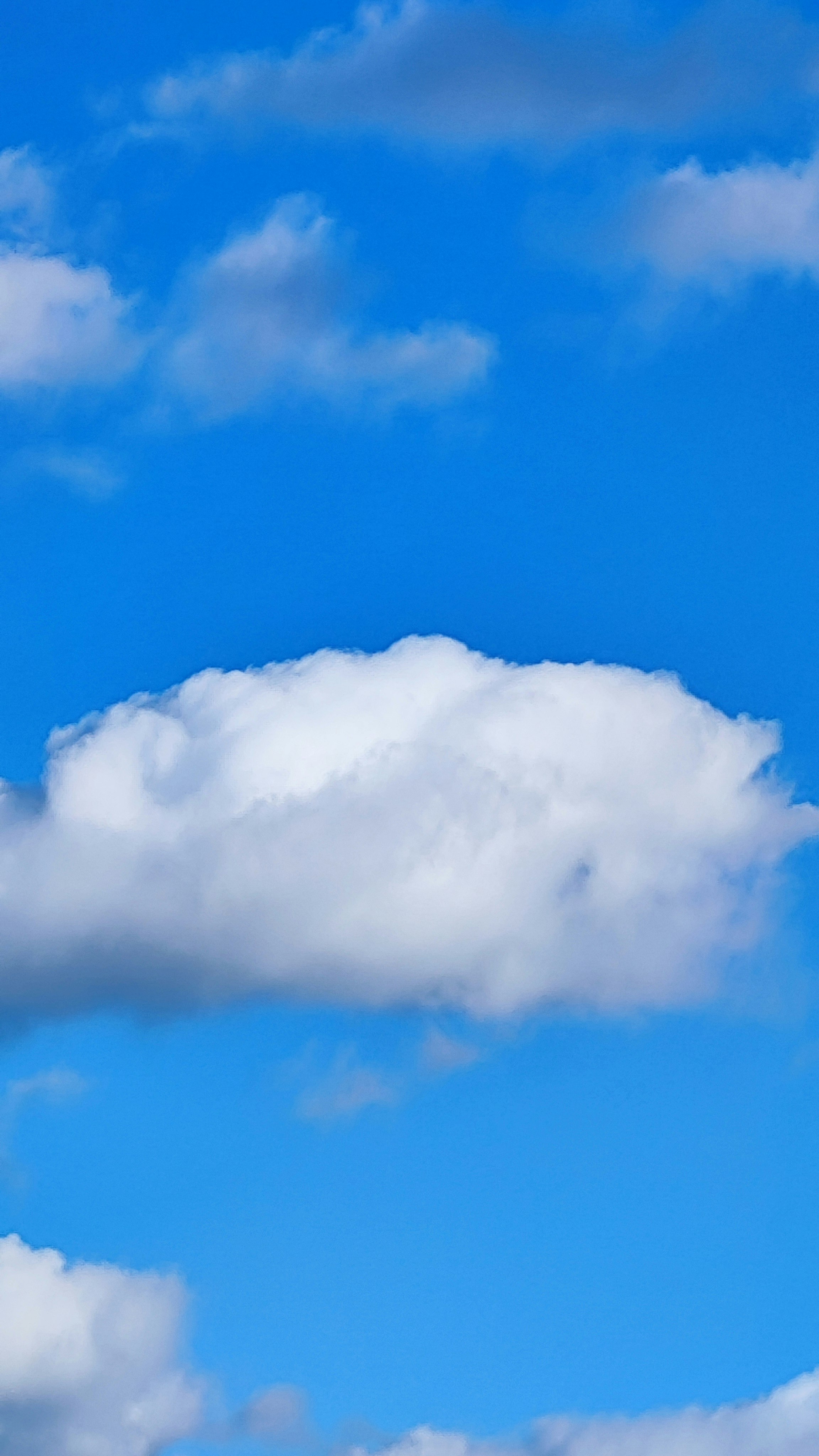 grands nuages duveteux dans un ciel bleu