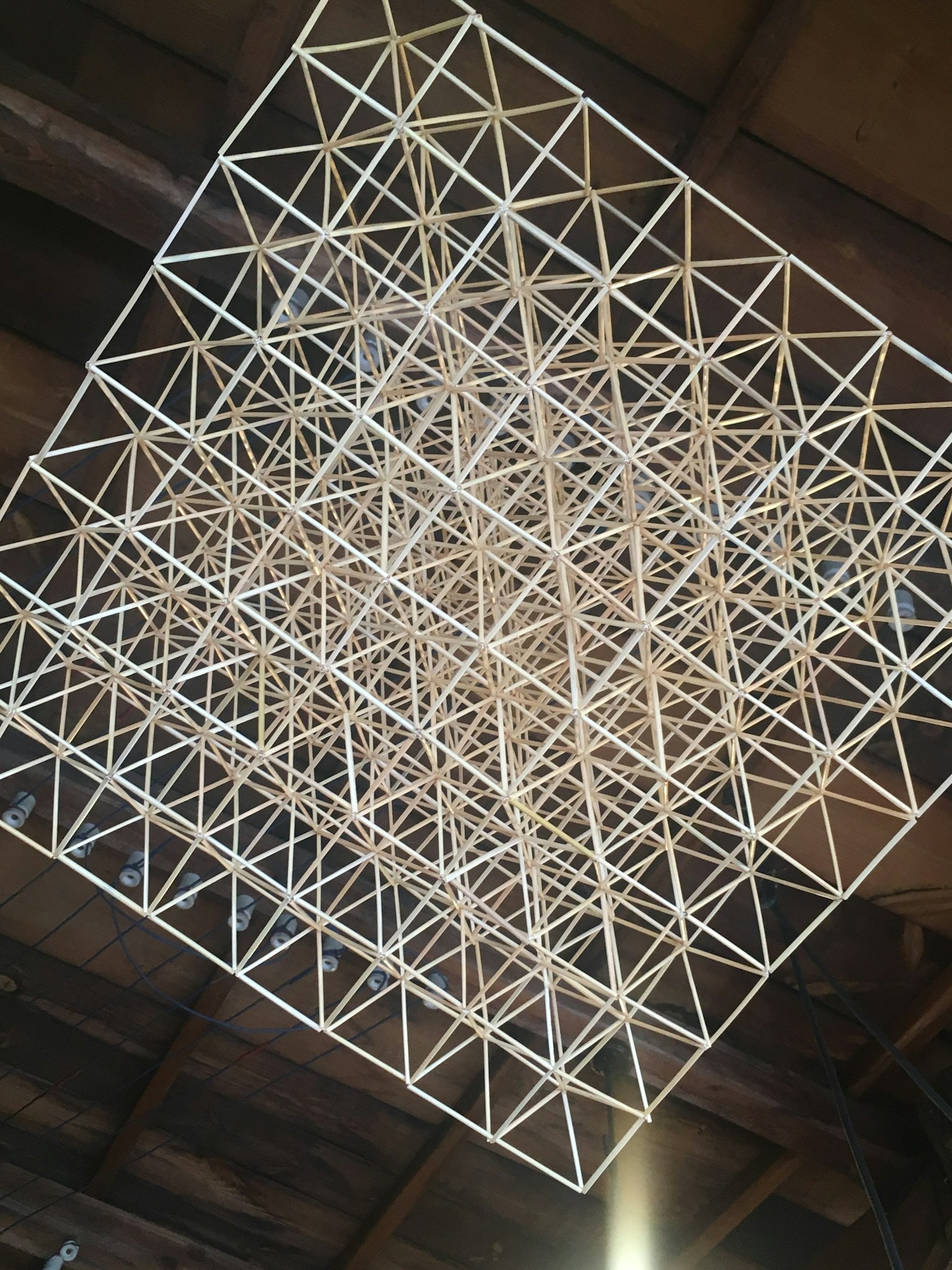 Structure en treillis triangulaire blanche suspendue au plafond