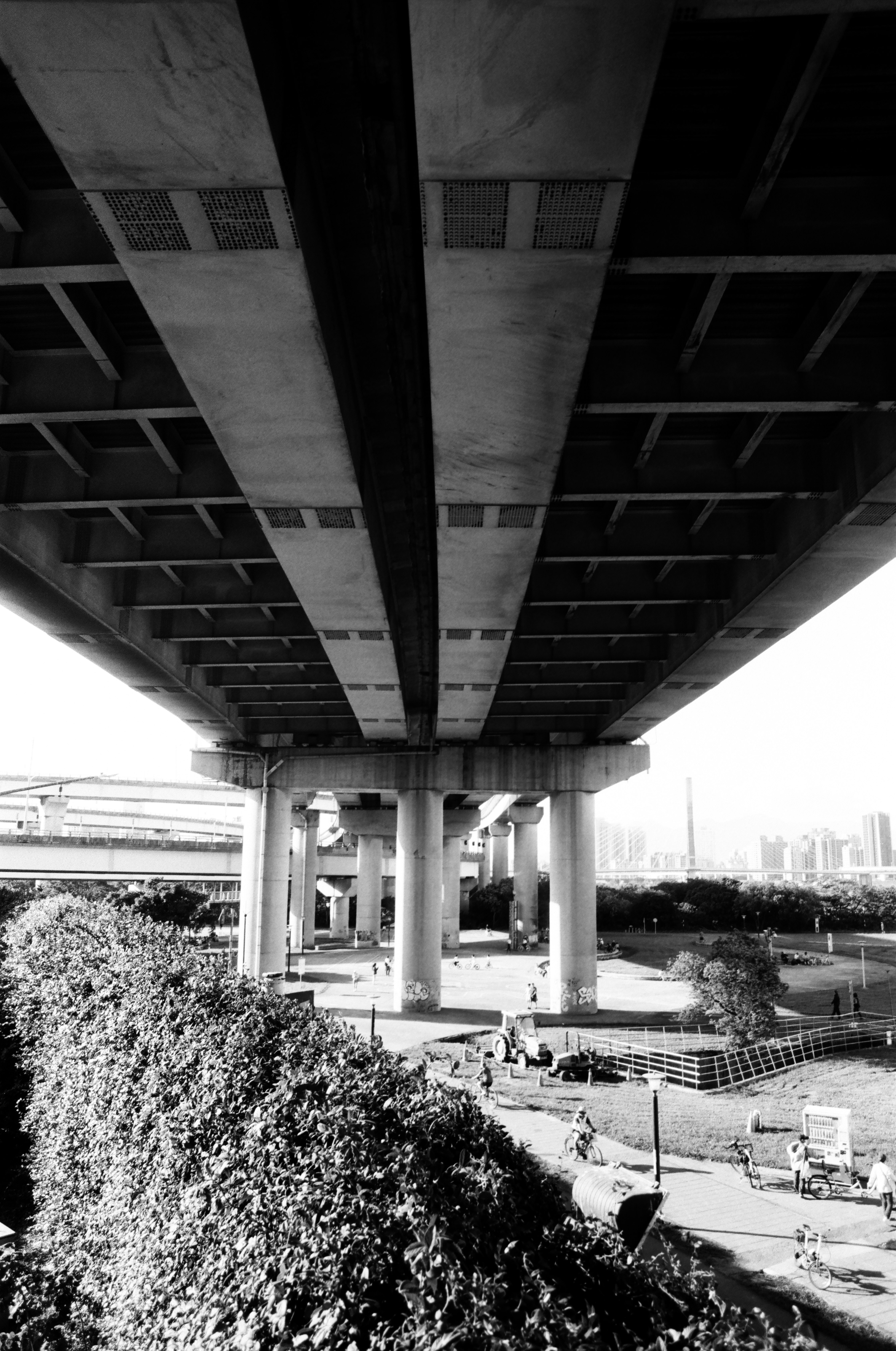 高架下の柱と遊歩道が続く都市の景観