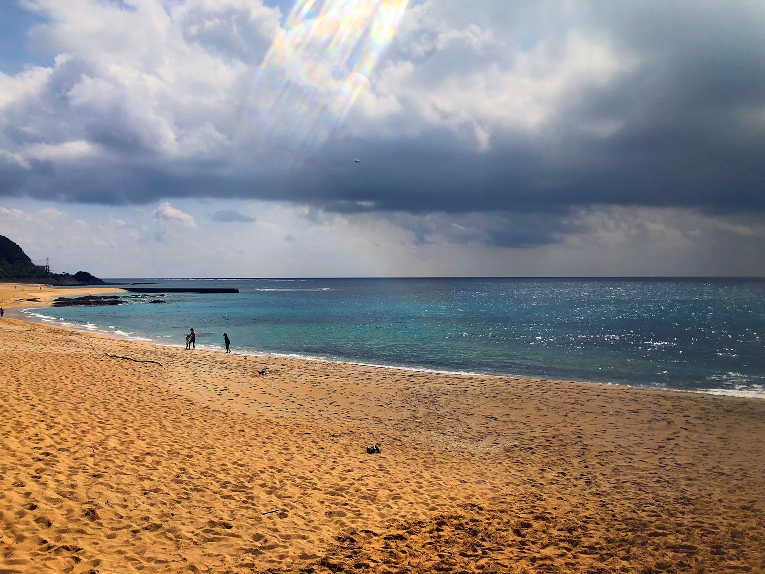 Escena de playa serena con océano azul y costa de arena