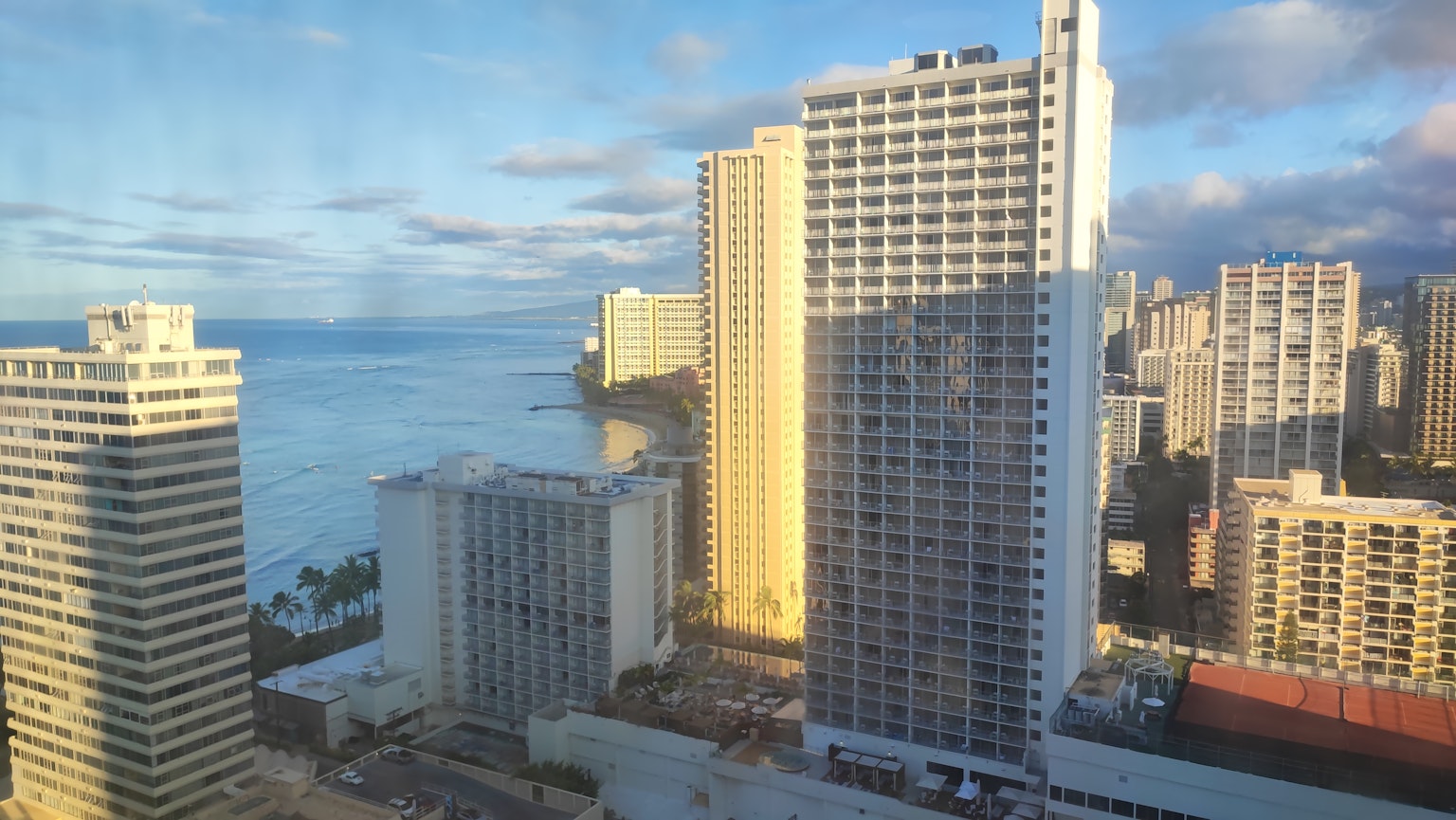 夏威夷城市景觀，高樓大廈和海洋景色