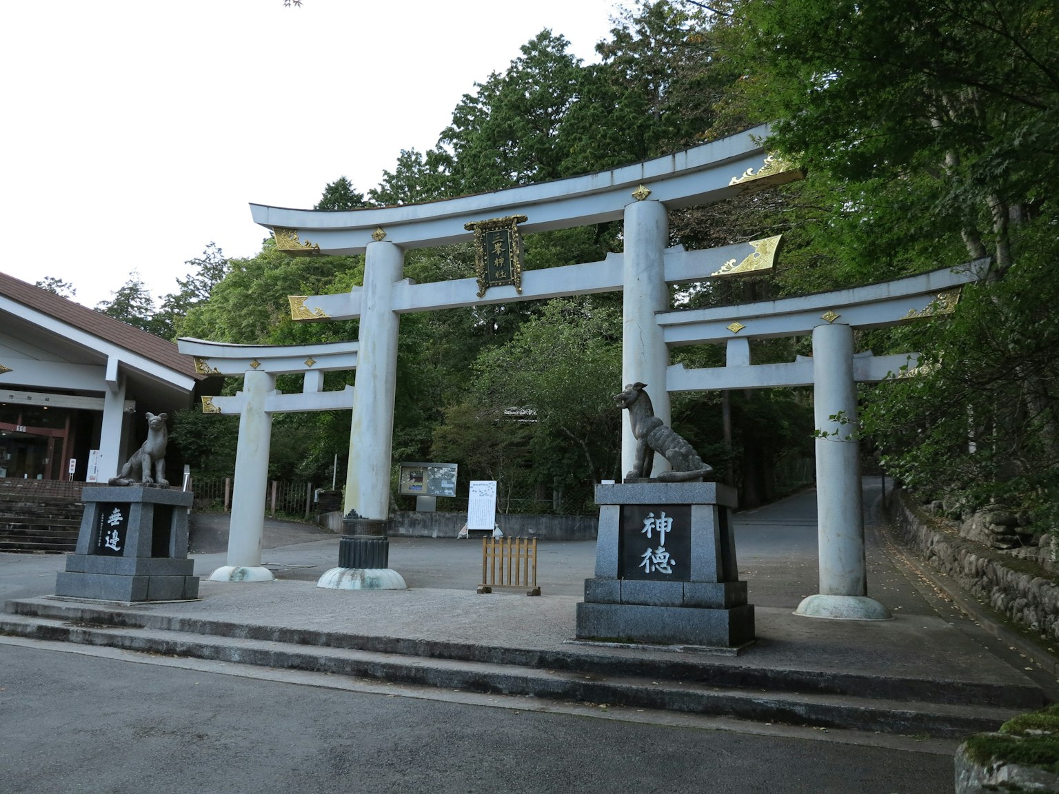 神社入口，特色鳥居和石狛犬